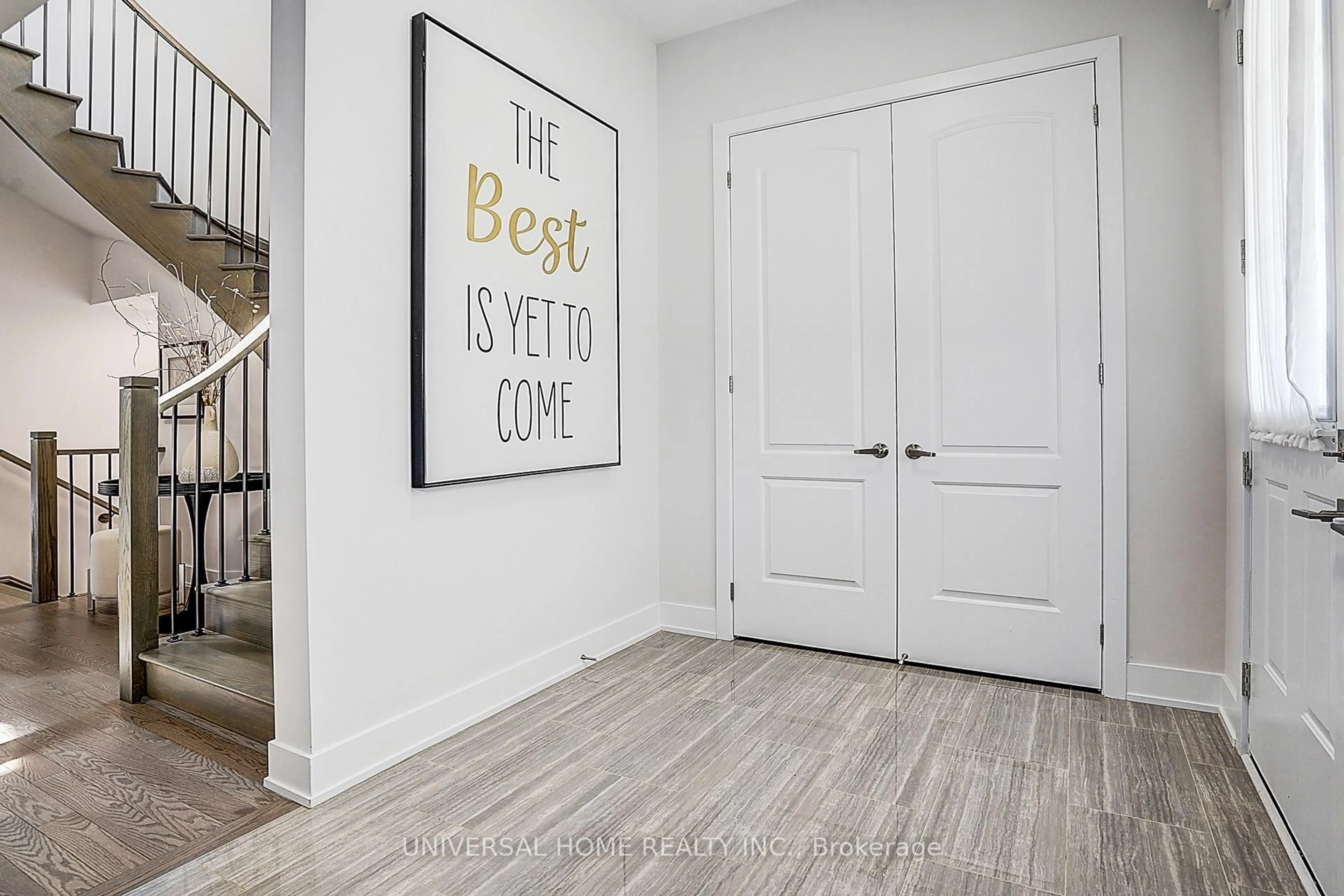 Indoor entryway for 152 Sikura Circ, Aurora Ontario L4G 3Z1