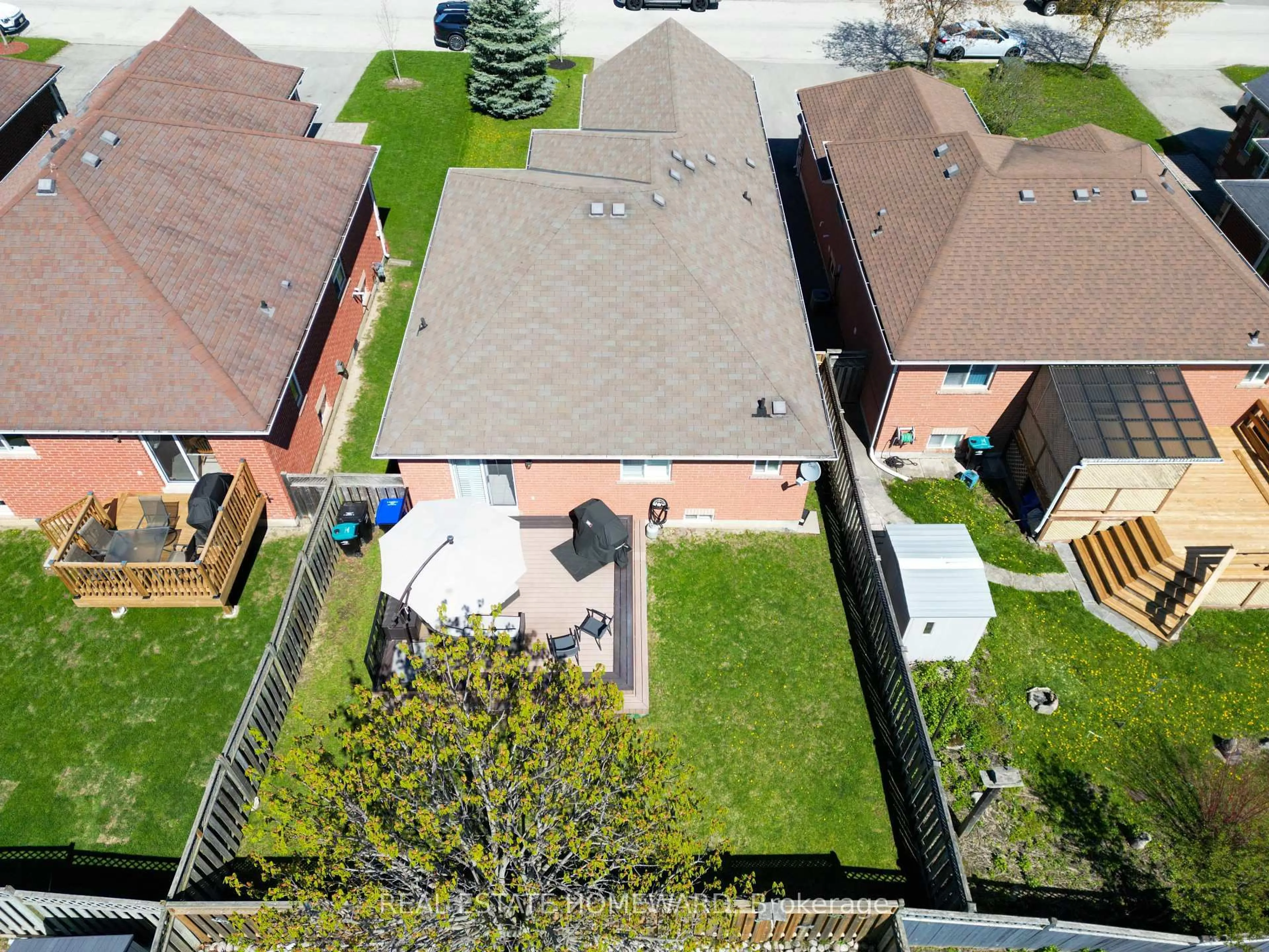 A pic from outside/outdoor area/front of a property/back of a property/a pic from drone, street for 1283 Vincent Cres, Innisfil Ontario L9S 1Z6