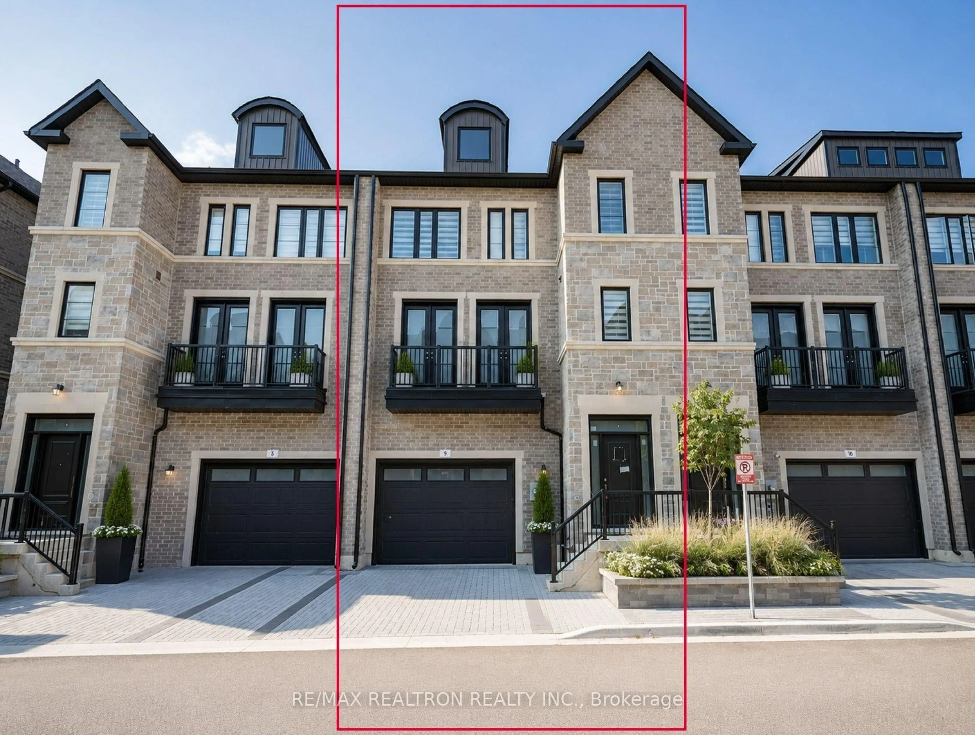 A pic from outside/outdoor area/front of a property/back of a property/a pic from drone, street for 260 Eagle St #09, Newmarket Ontario L3Y 1K1