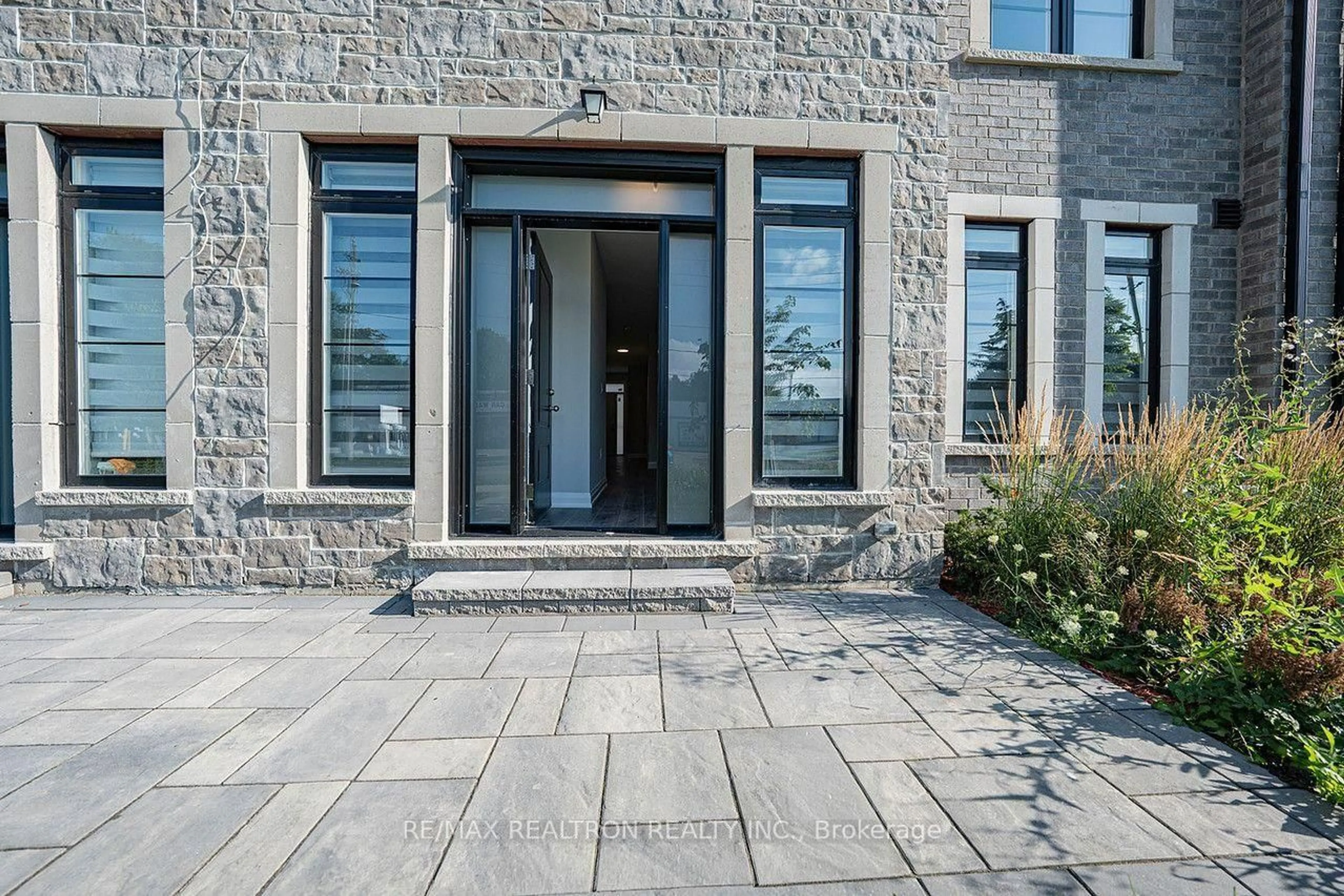 Patio, street for 260 Eagle St #09, Newmarket Ontario L3Y 1K1