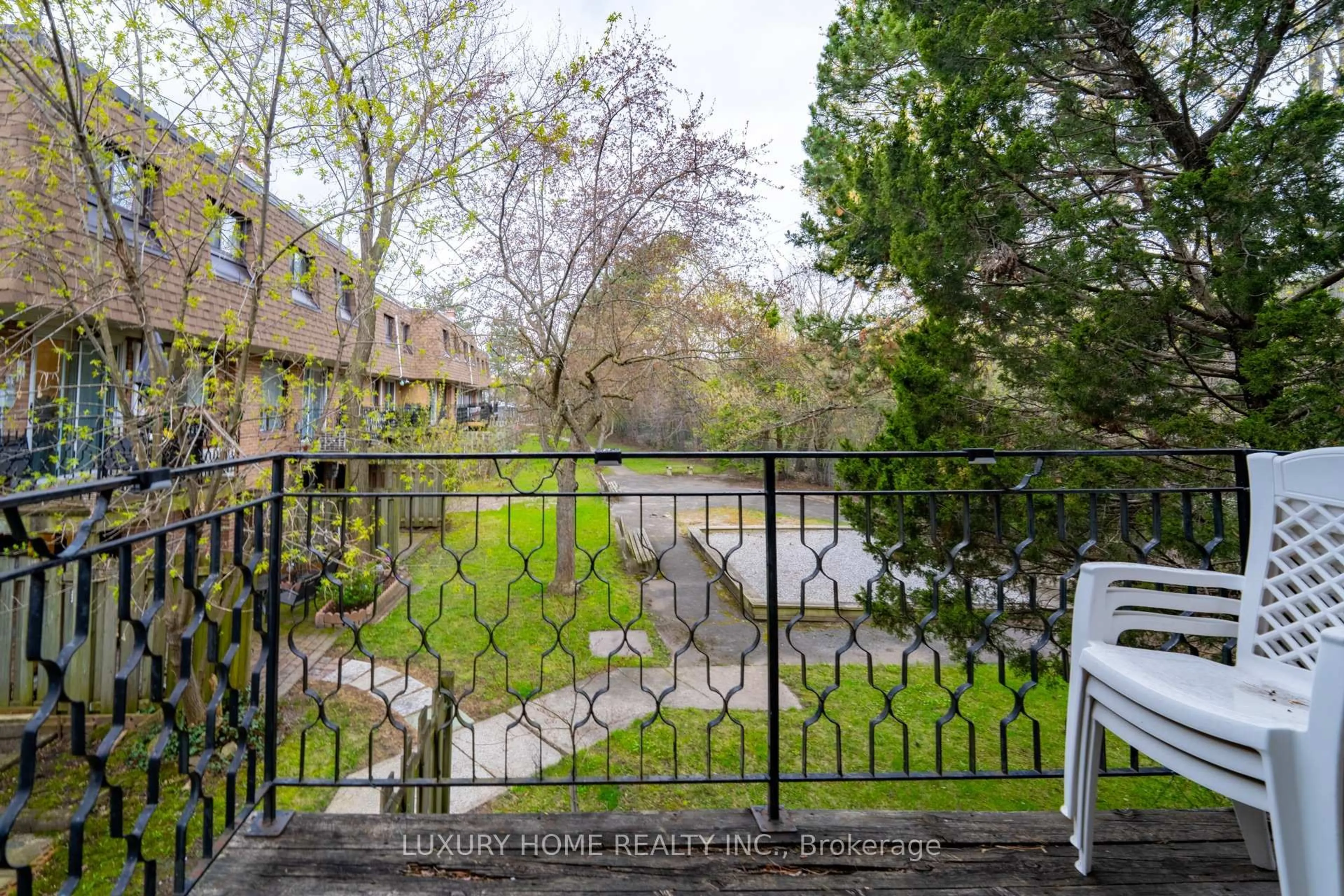 Patio, street for 100 Henderson Ave #2, Markham Ontario L3T 2K8