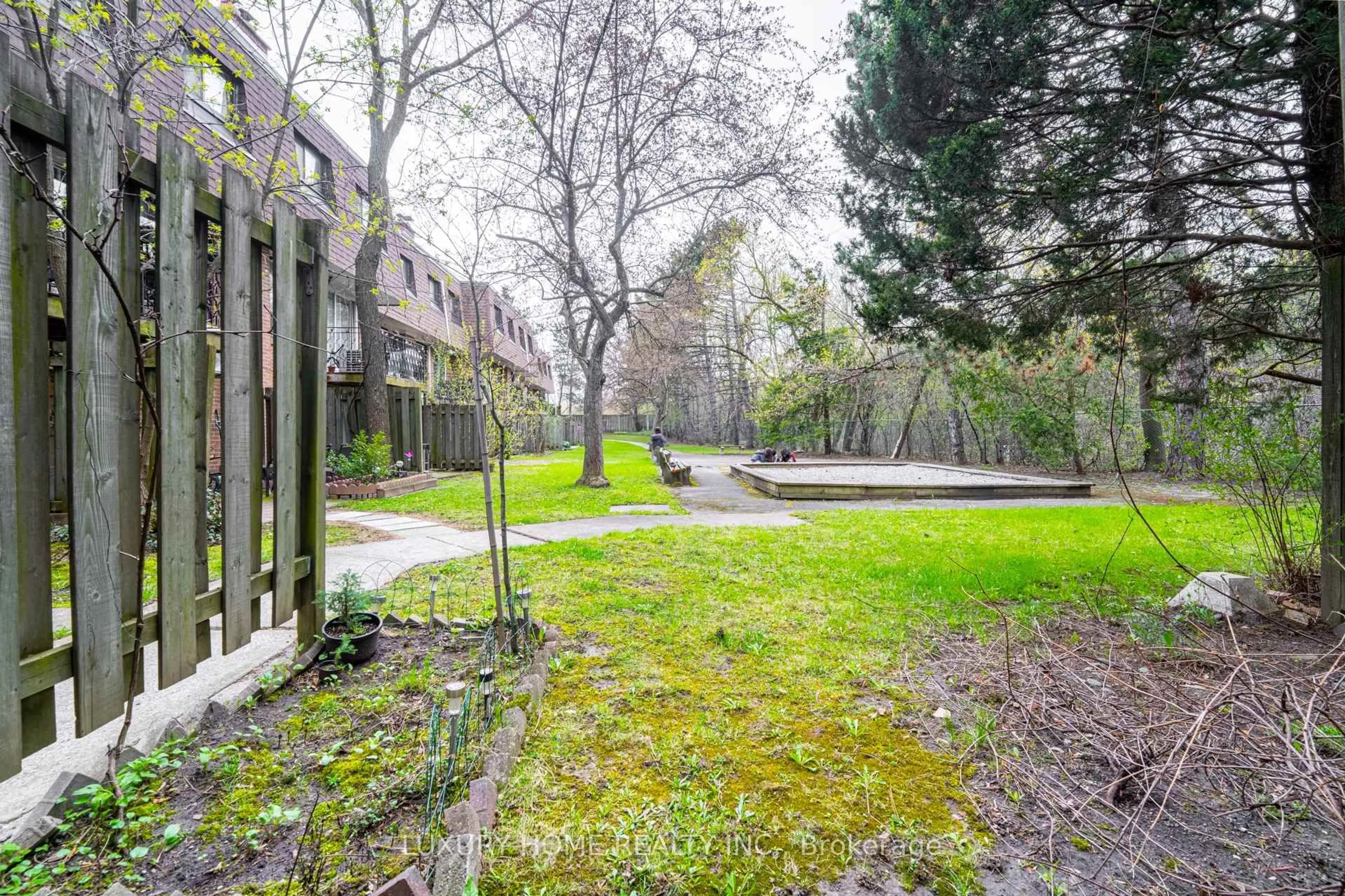 Patio, forest/trees view for 100 Henderson Ave #2, Markham Ontario L3T 2K8