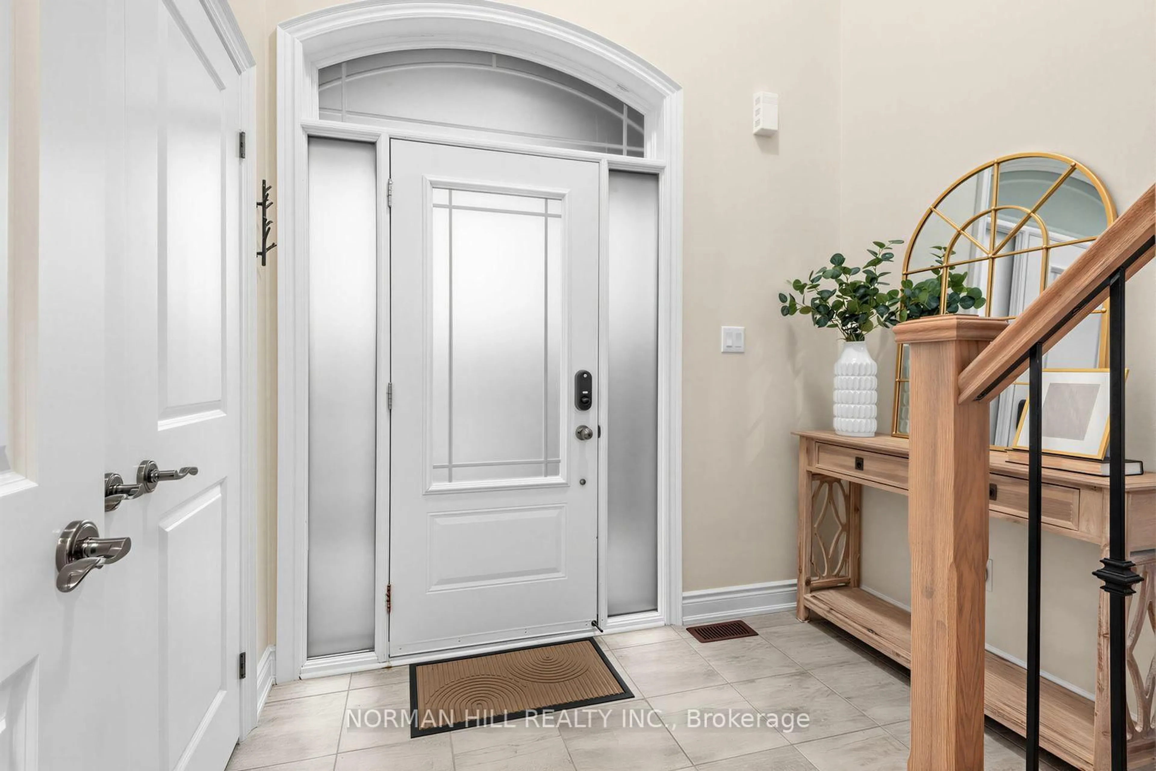 Indoor entryway for 46 Janes Cres, New Tecumseth Ontario L9R 0V9