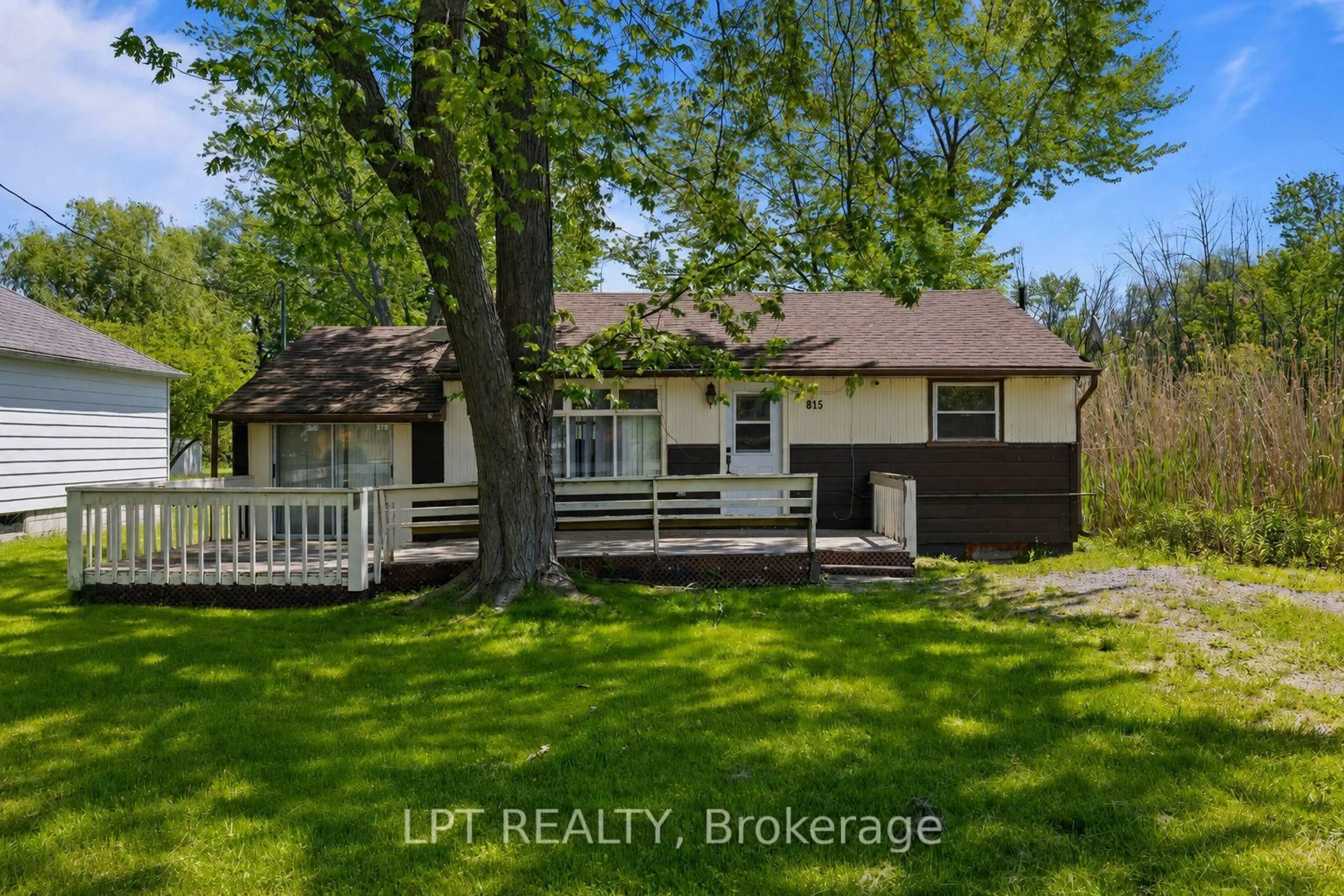 A pic from outside/outdoor area/front of a property/back of a property/a pic from drone, street for 815 Paradise Dr, Georgina Ontario L0E 1S0