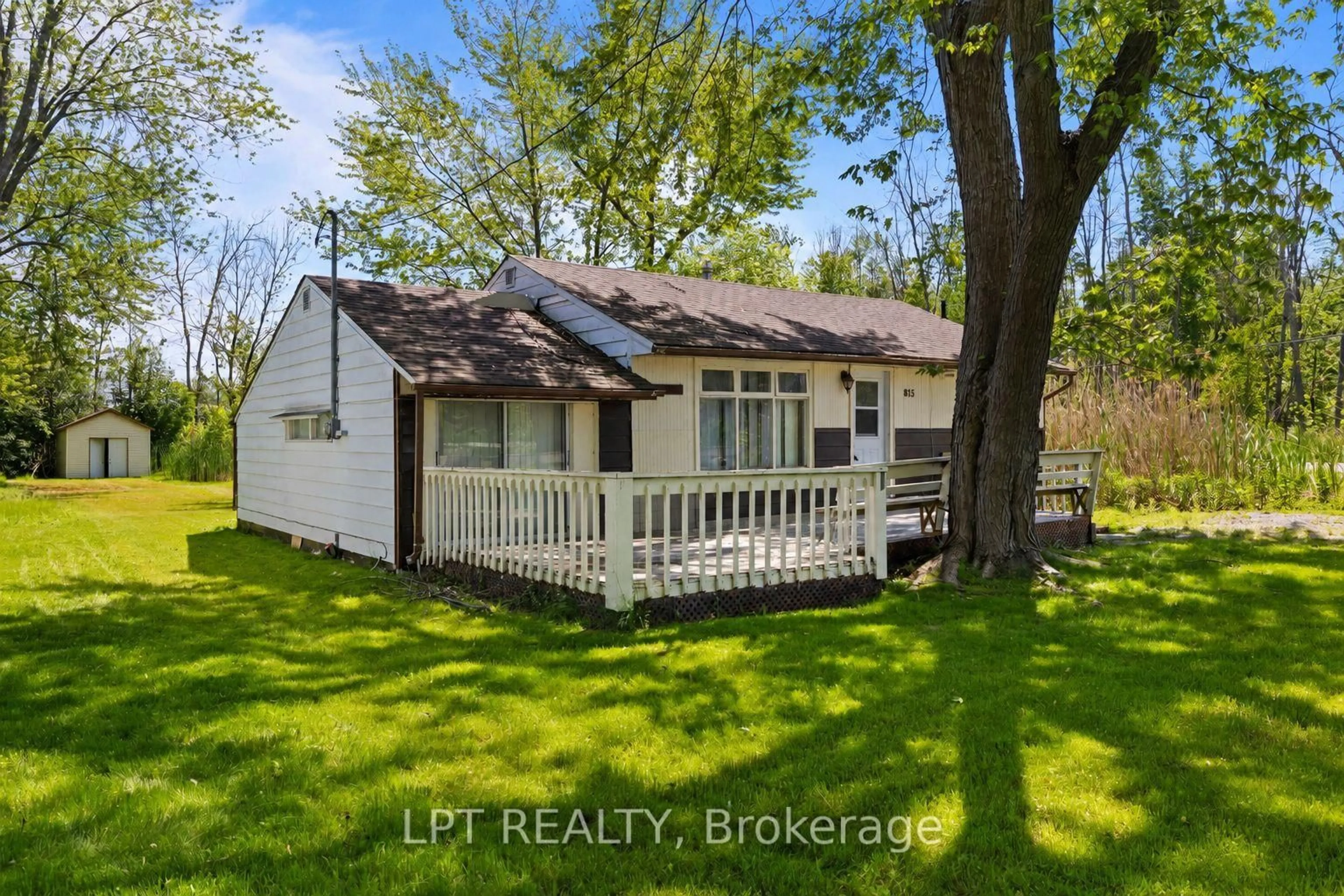 A pic from outside/outdoor area/front of a property/back of a property/a pic from drone, street for 815 Paradise Dr, Georgina Ontario L0E 1S0