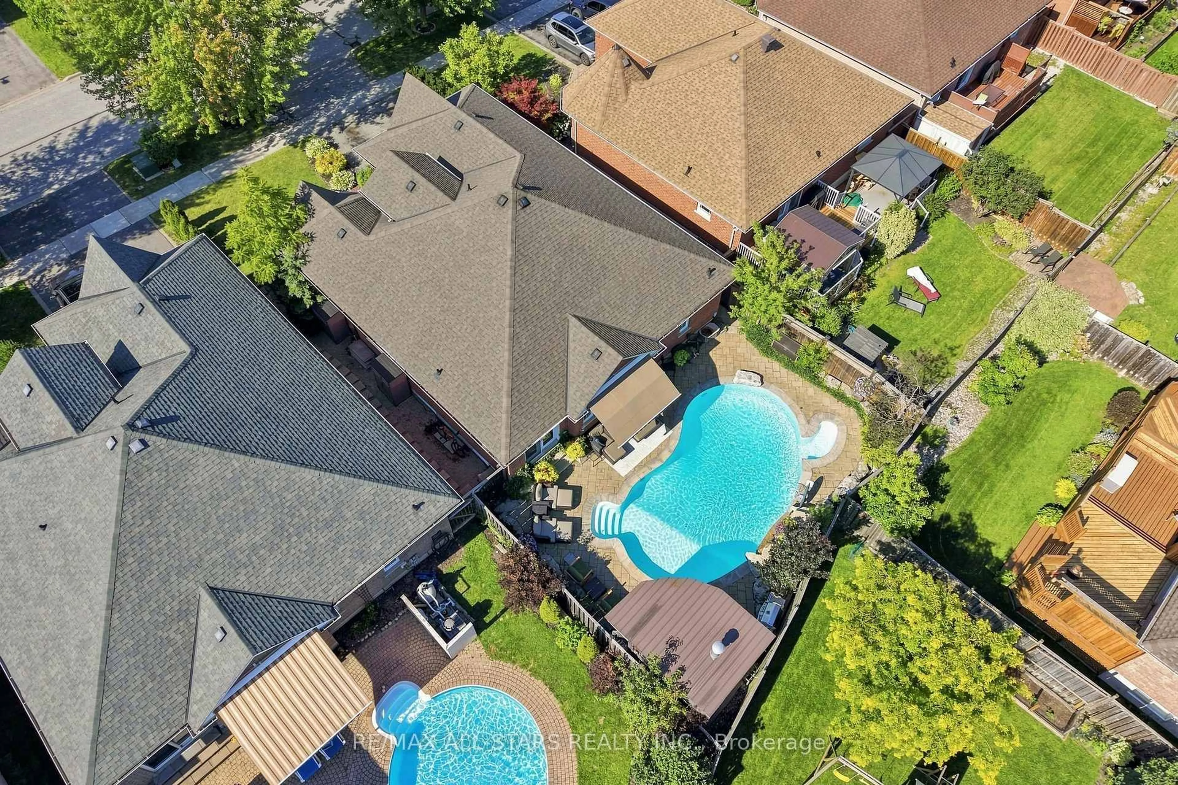 A pic from outside/outdoor area/front of a property/back of a property/a pic from drone, unknown for 15 Ivygreen Rd, Georgina Ontario L4P 4B7