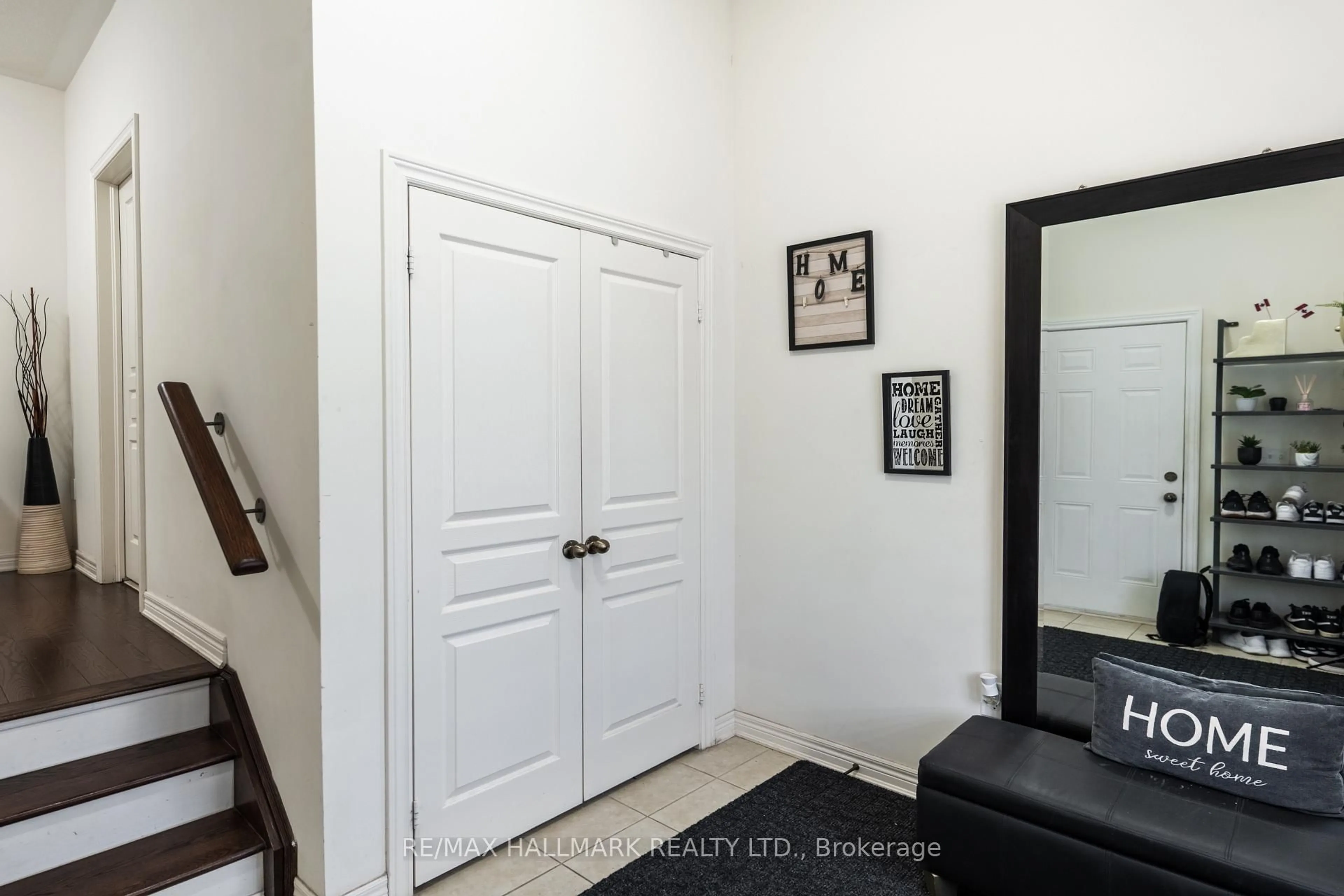 Indoor entryway for 278 Sharon Creek Dr, East Gwillimbury Ontario L9N 0P5