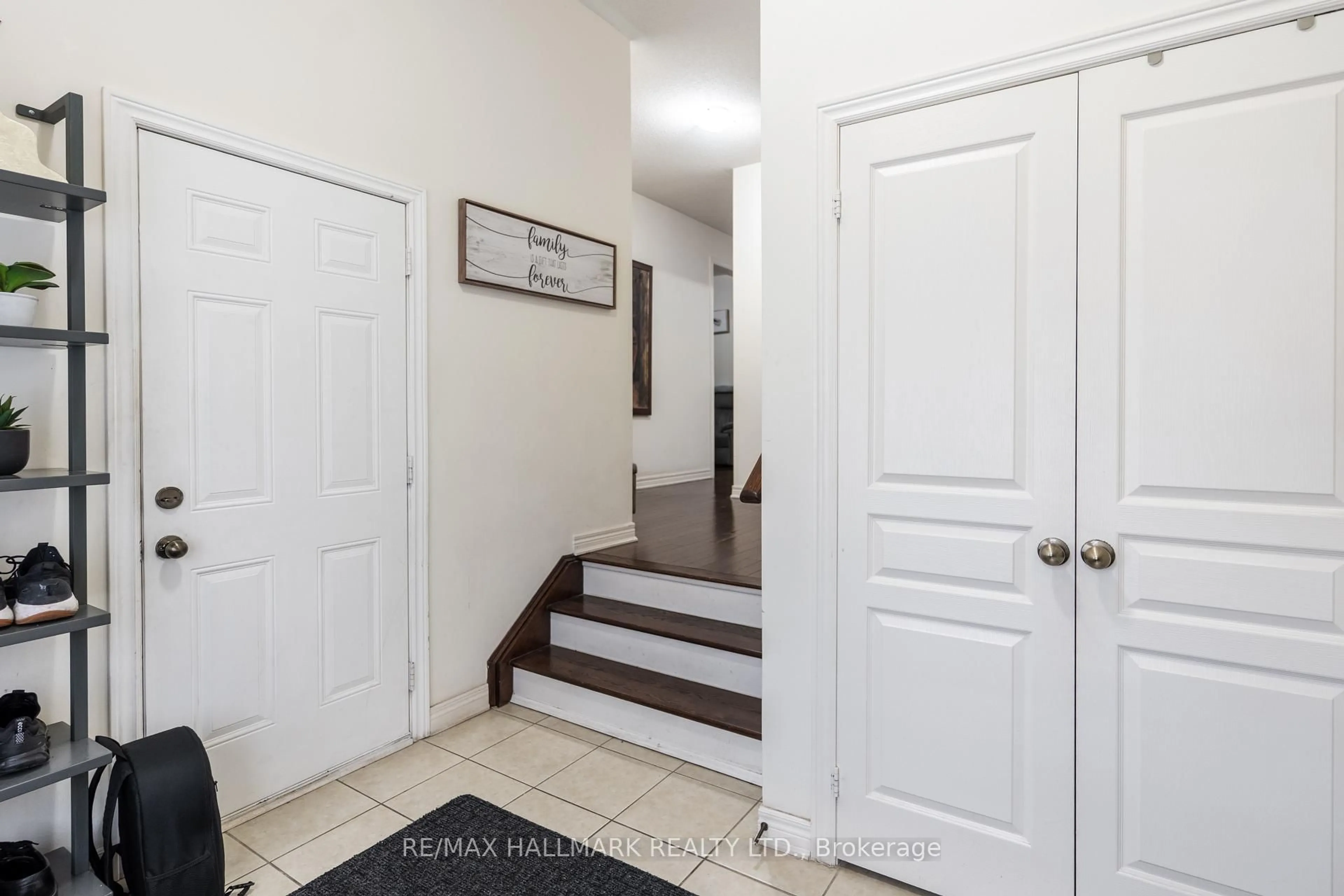Indoor entryway for 278 Sharon Creek Dr, East Gwillimbury Ontario L9N 0P5