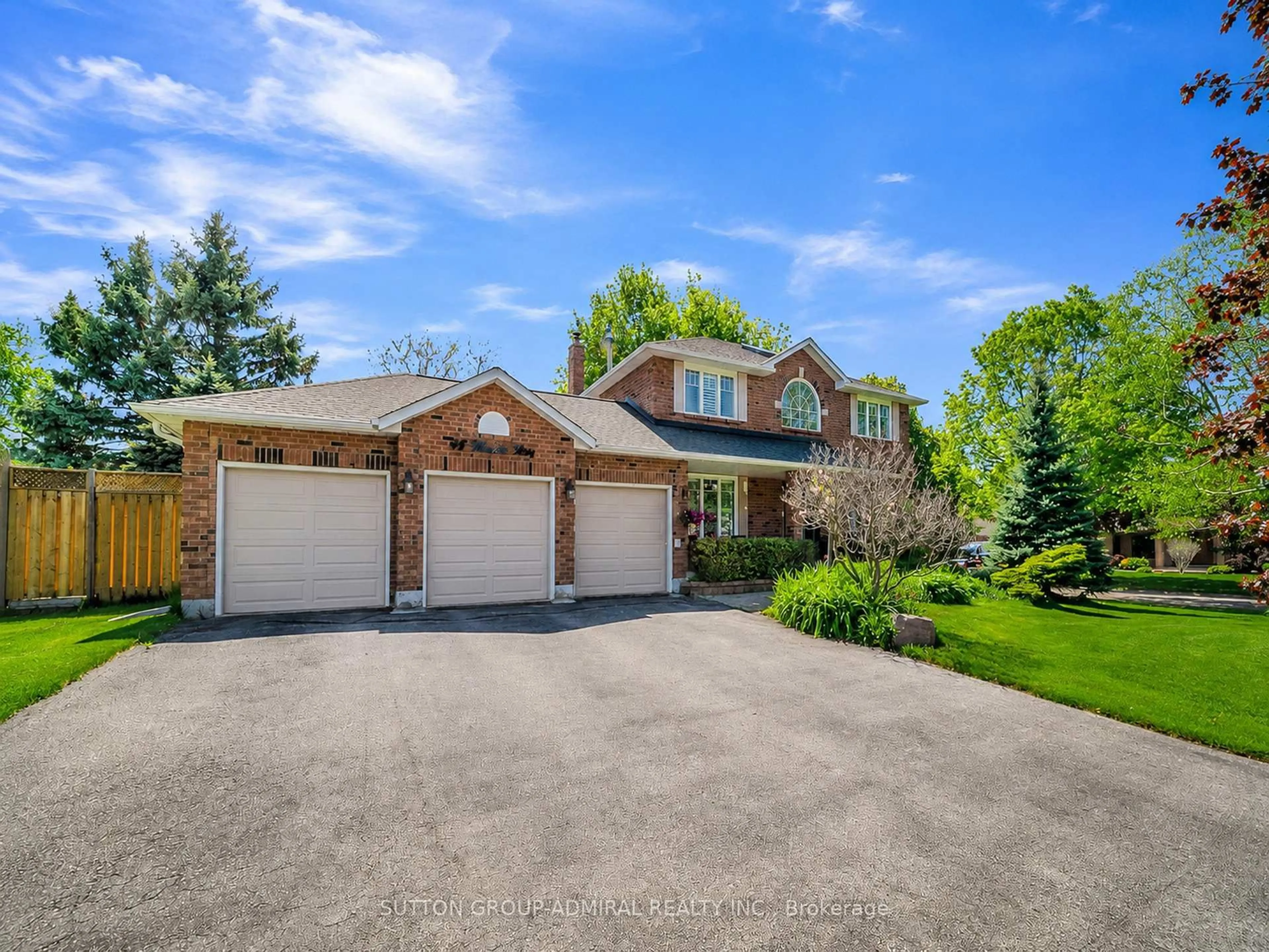 Home with brick exterior material, street for 48 Maple Way, East Gwillimbury Ontario L0G 1V0