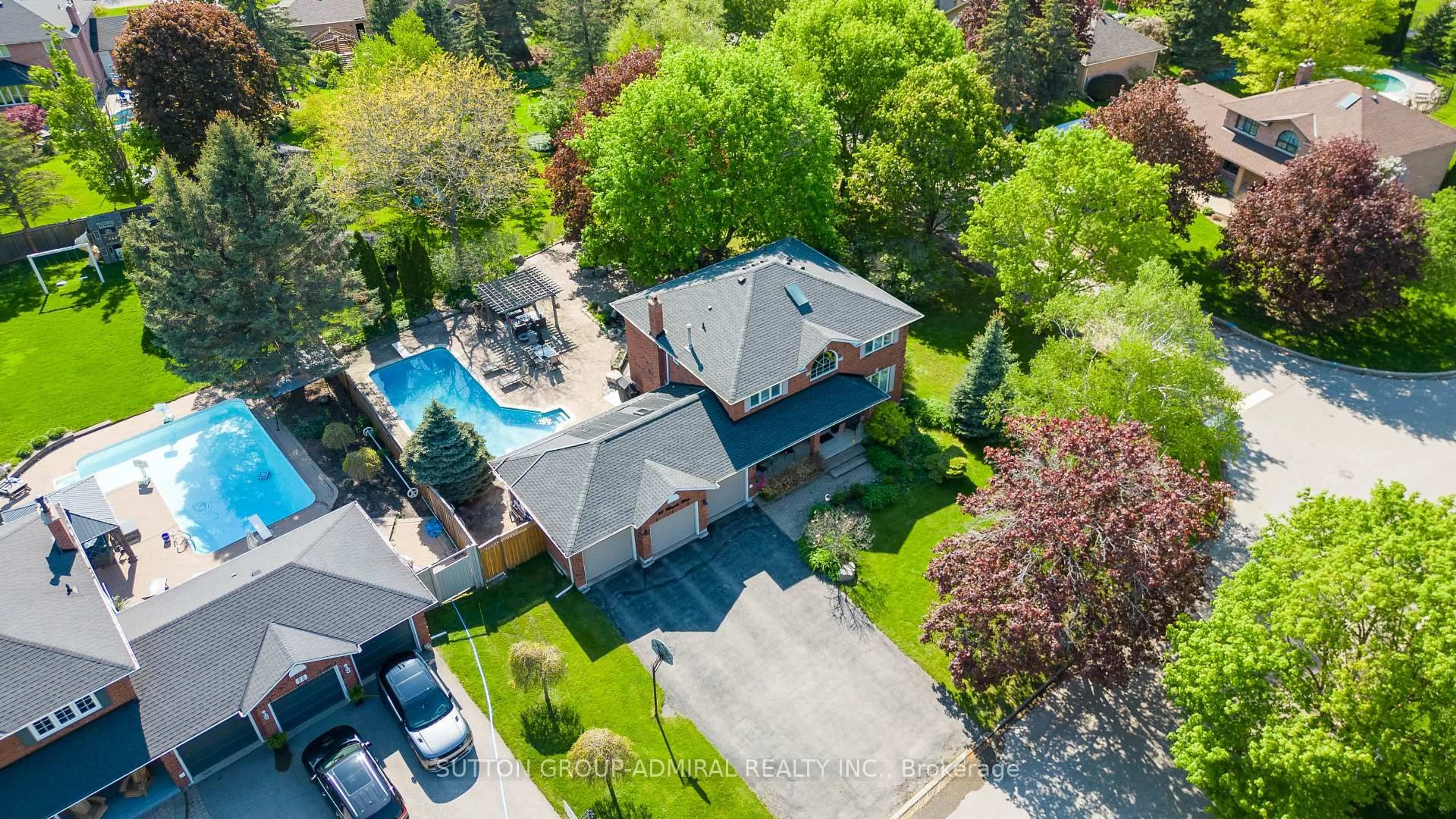 A pic from outside/outdoor area/front of a property/back of a property/a pic from drone, street for 48 Maple Way, East Gwillimbury Ontario L0G 1V0