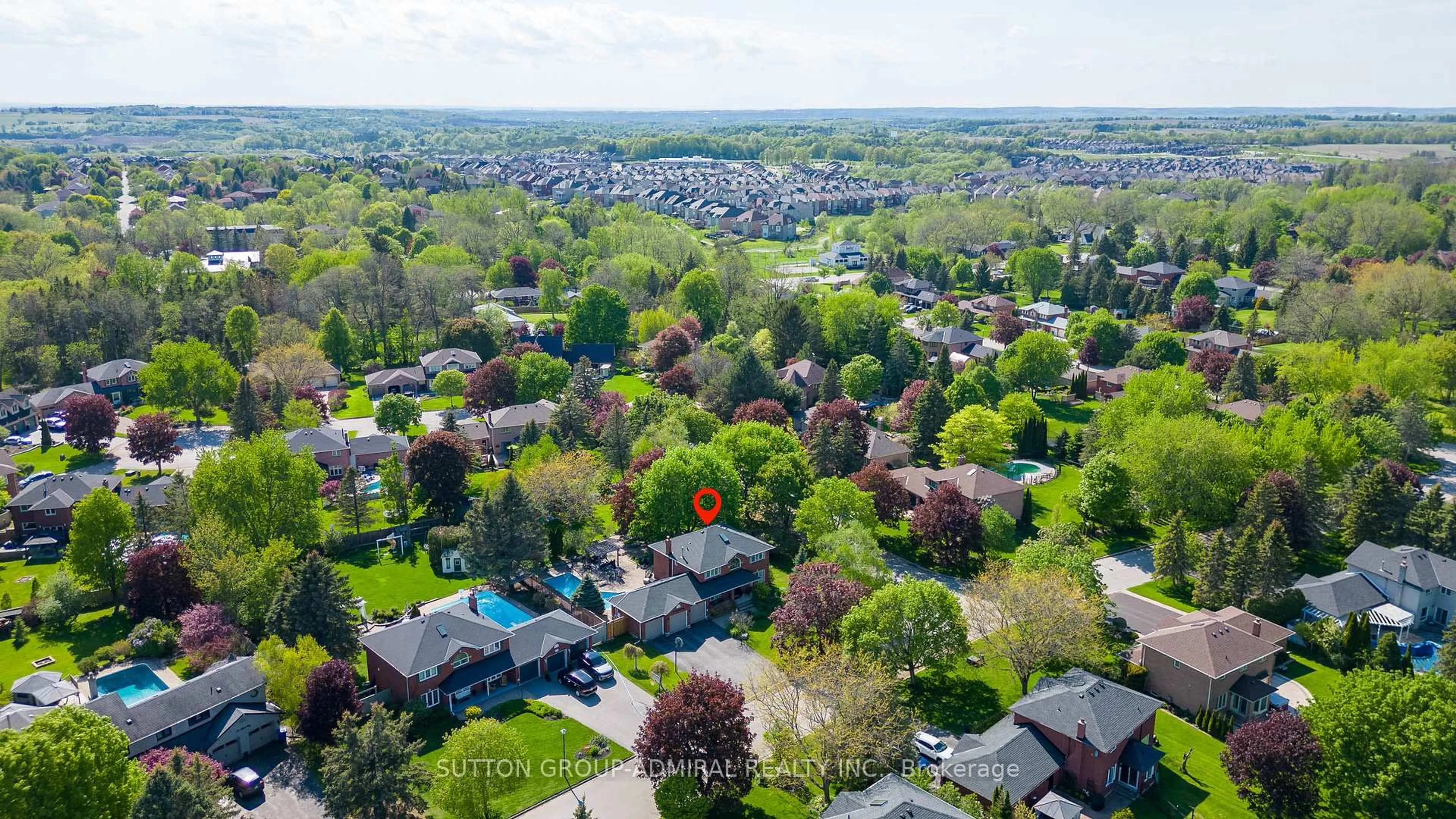 A pic from outside/outdoor area/front of a property/back of a property/a pic from drone, street for 48 Maple Way, East Gwillimbury Ontario L0G 1V0