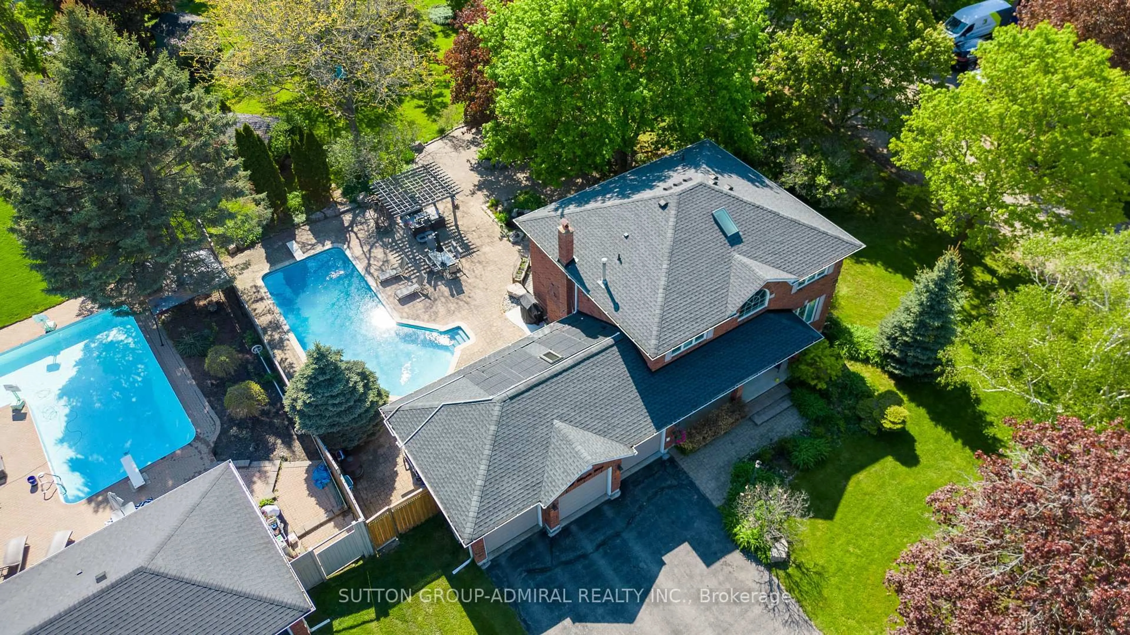 A pic from outside/outdoor area/front of a property/back of a property/a pic from drone, street for 48 Maple Way, East Gwillimbury Ontario L0G 1V0