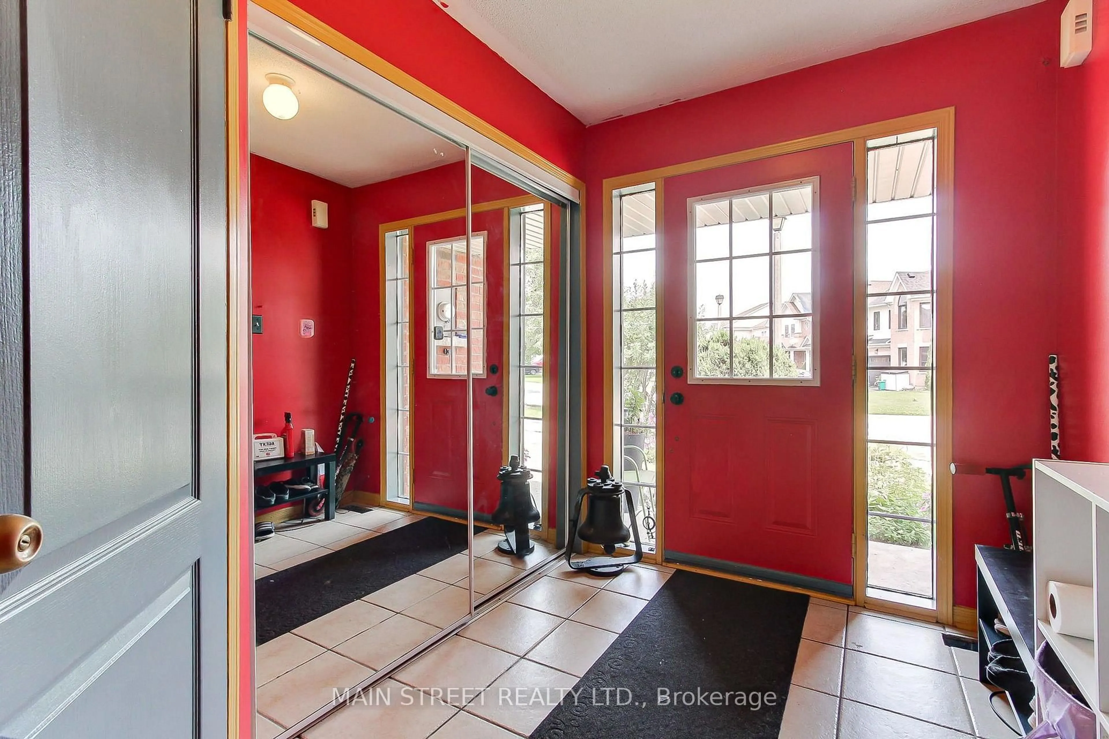 Indoor entryway for 117 Hammill Hts, East Gwillimbury Ontario L0G 1M0