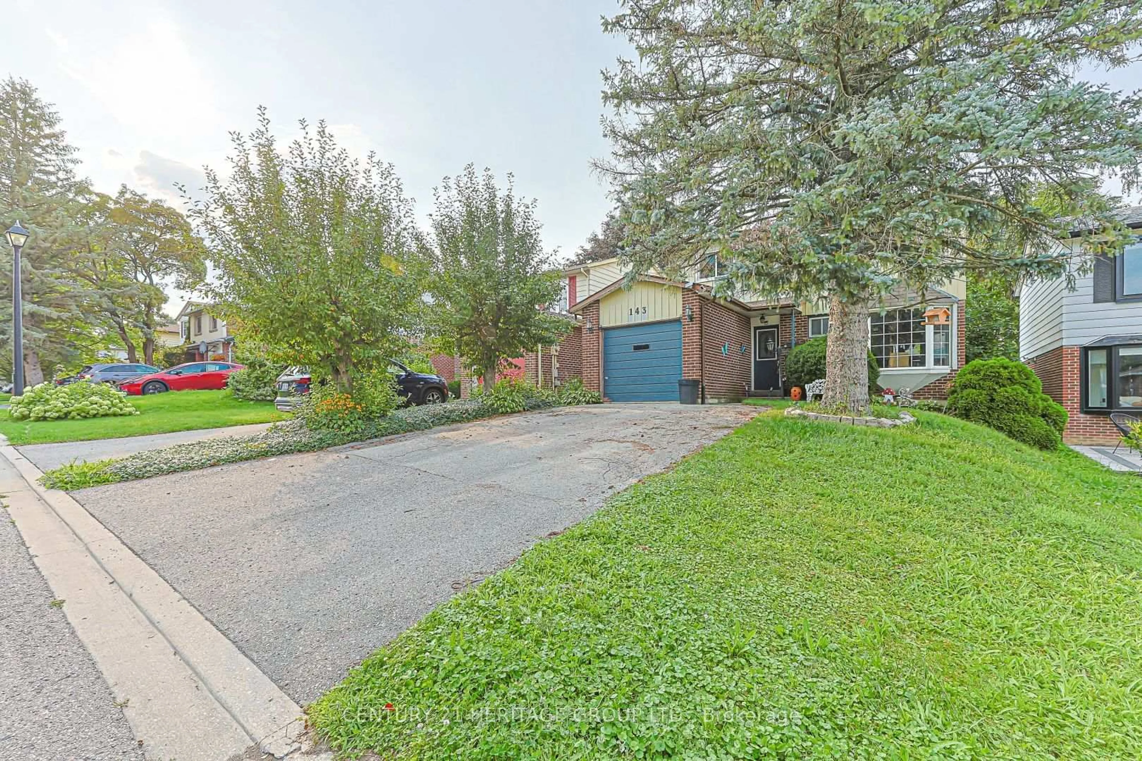 A pic from outside/outdoor area/front of a property/back of a property/a pic from drone, street for 143 Thoms Cres, Newmarket Ontario L3Y 1C9