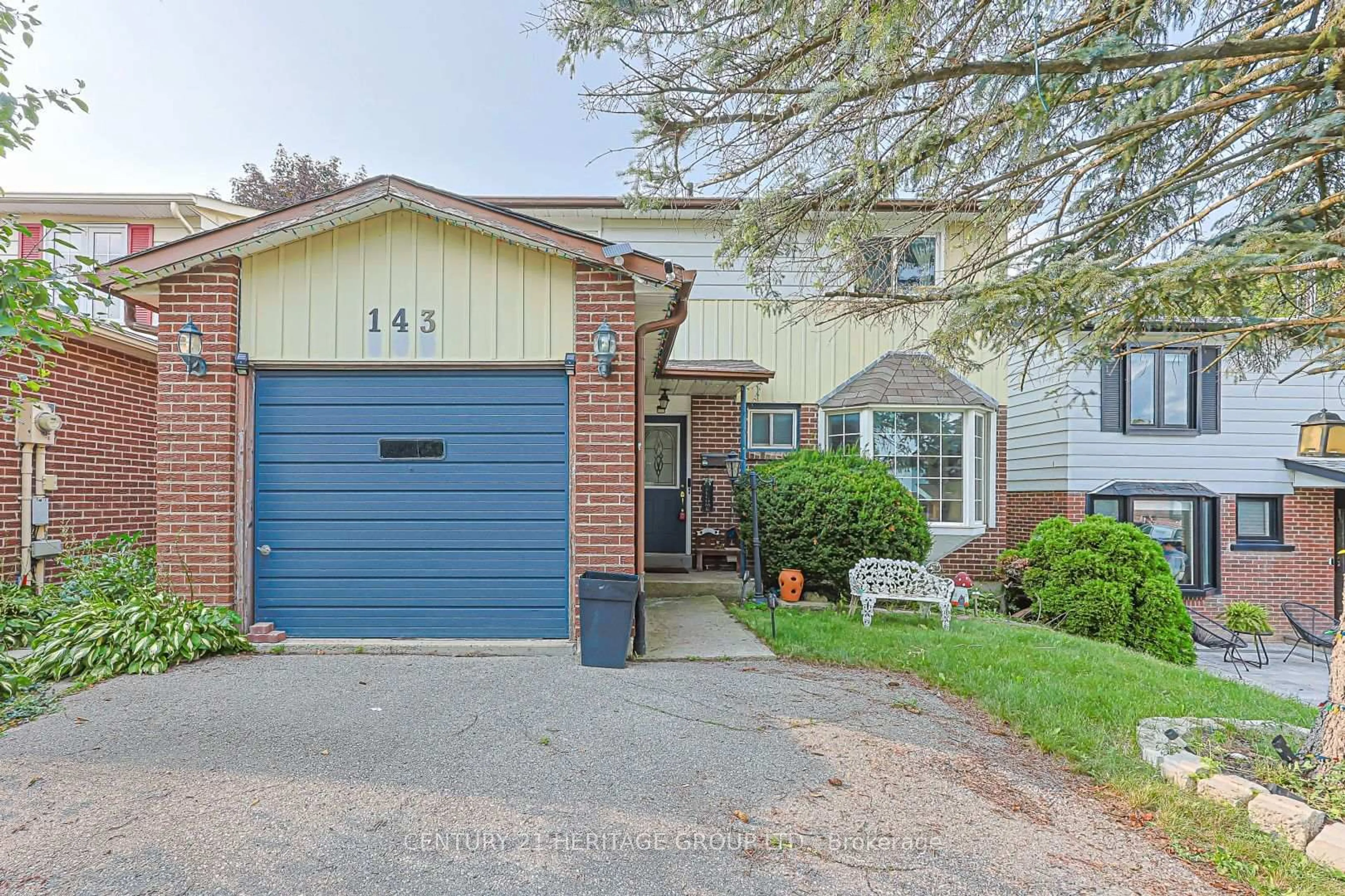 Home with brick exterior material, street for 143 Thoms Cres, Newmarket Ontario L3Y 1C9