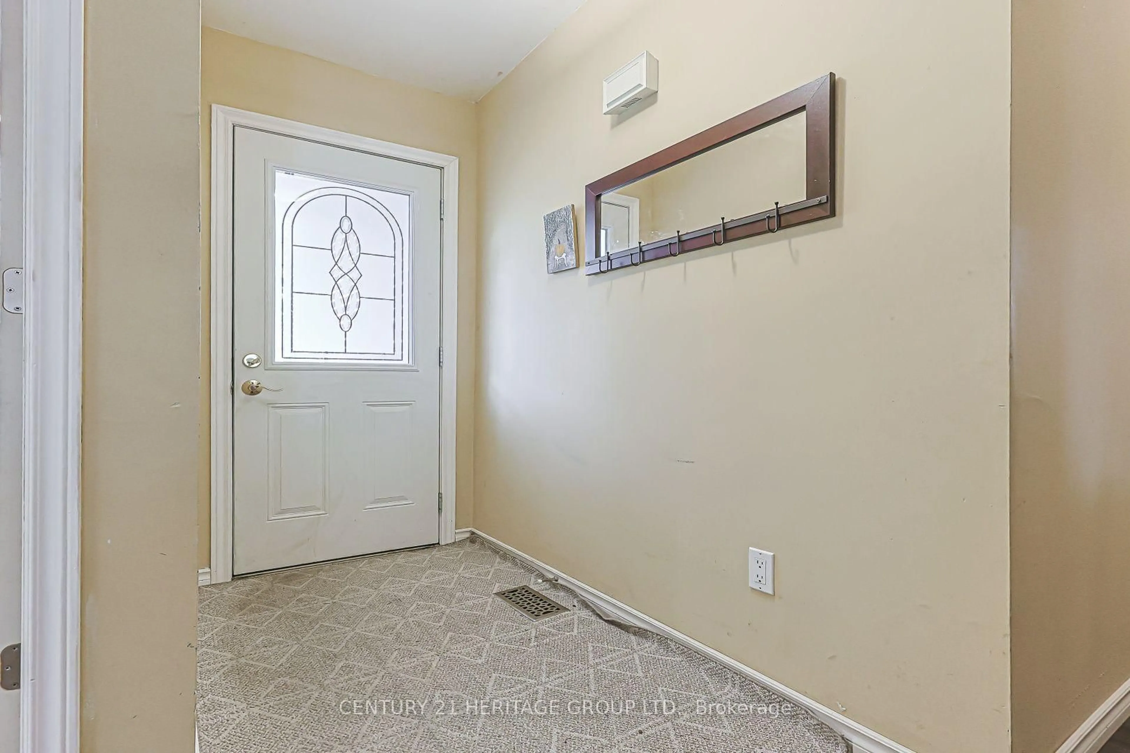 Indoor entryway for 143 Thoms Cres, Newmarket Ontario L3Y 1C9