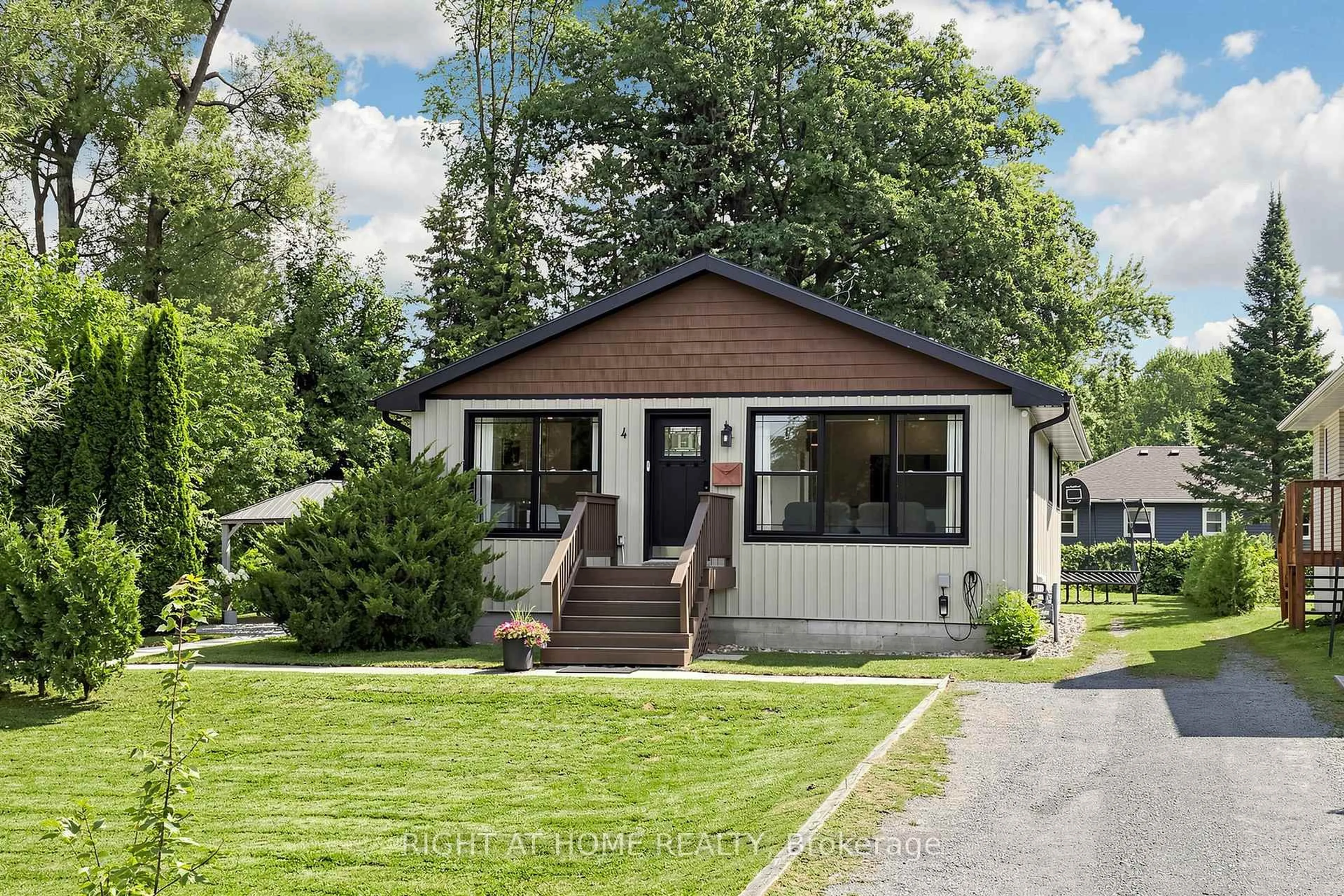 Home with vinyl exterior material, street for 4 Waterbend Dr, Georgina Ontario L4P 2S2