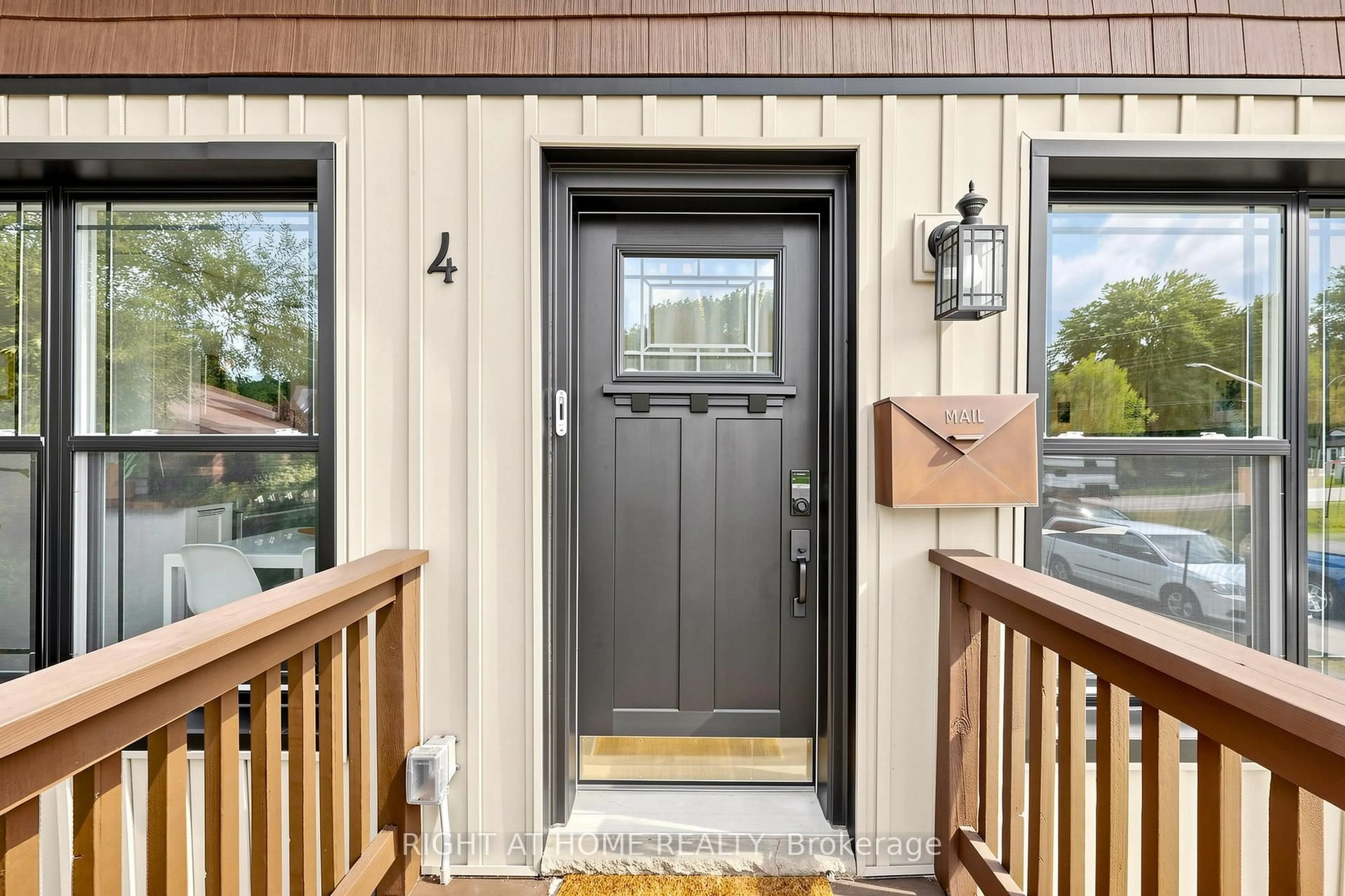 Indoor entryway for 4 Waterbend Dr, Georgina Ontario L4P 2S2