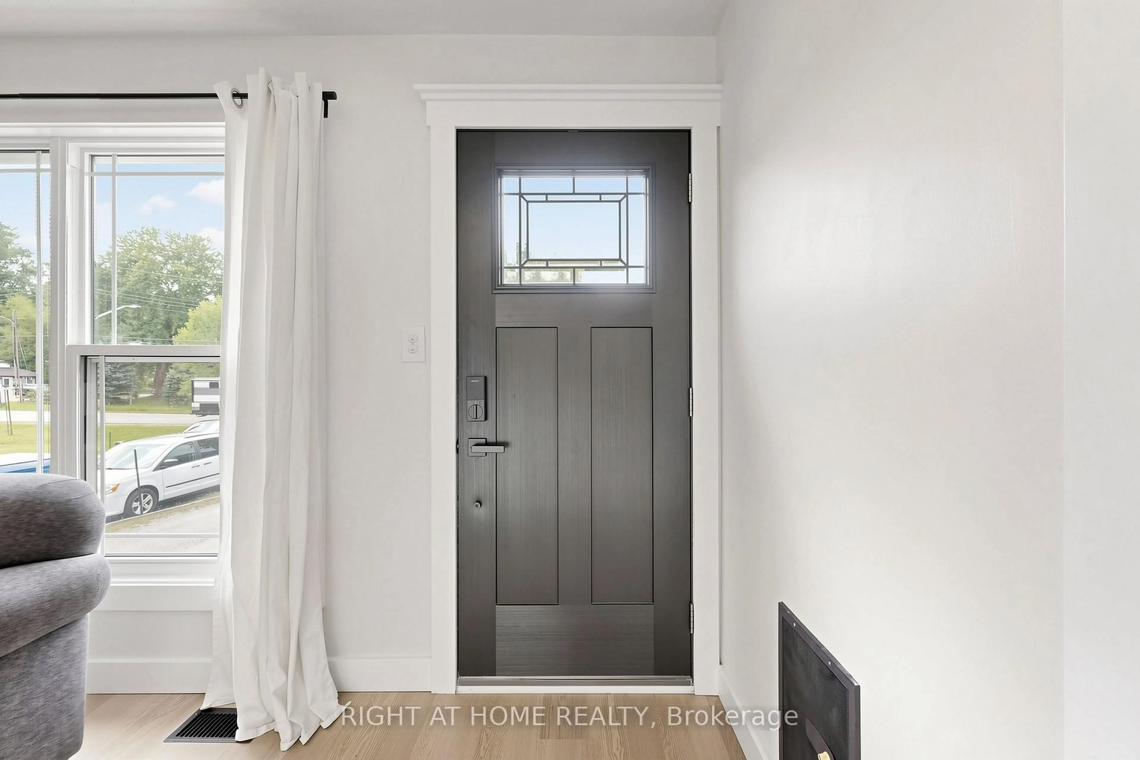 Indoor entryway for 4 Waterbend Dr, Georgina Ontario L4P 2S2