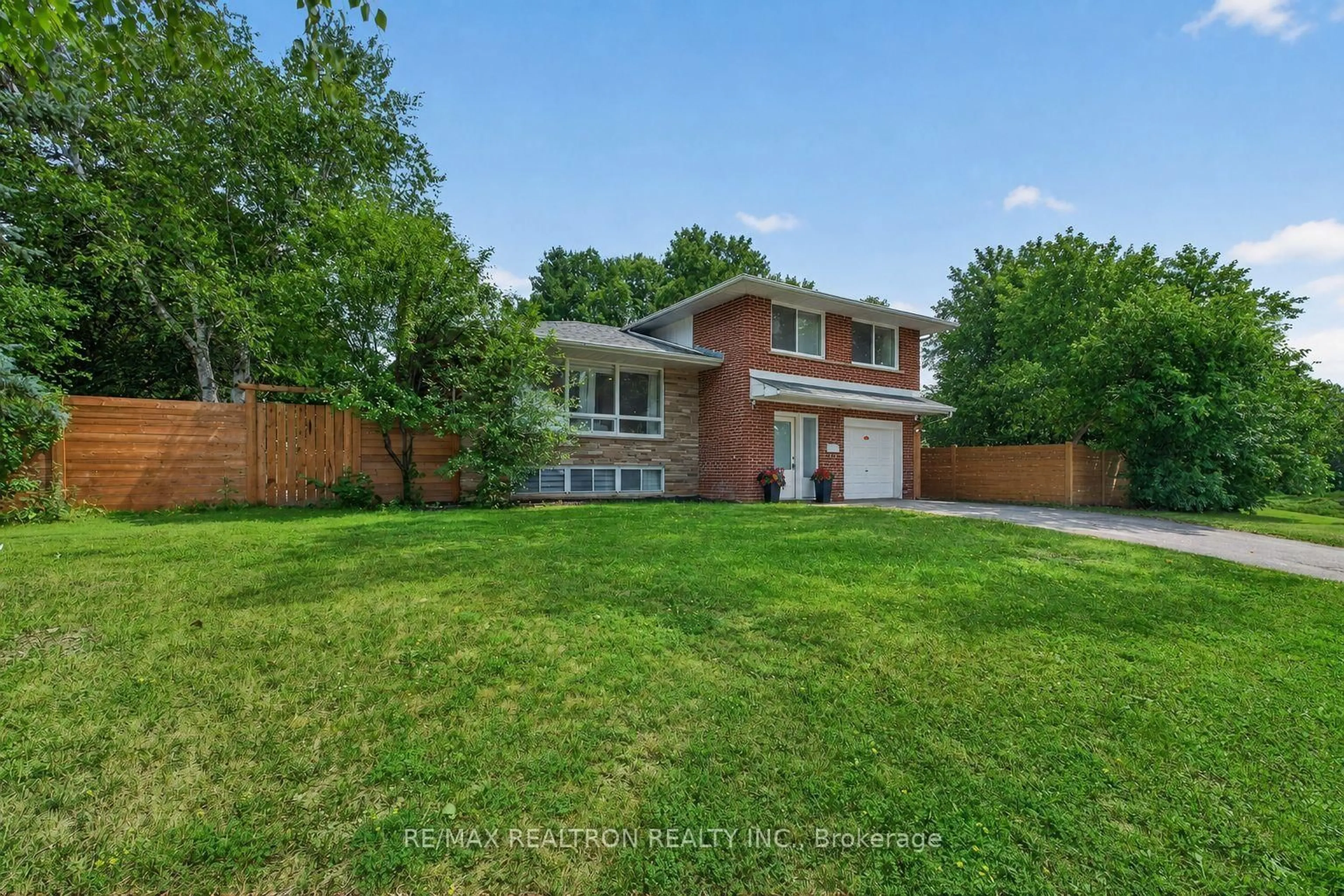 A pic from outside/outdoor area/front of a property/back of a property/a pic from drone, street for 249 Tampico Rd, Richmond Hill Ontario L4C 4R8
