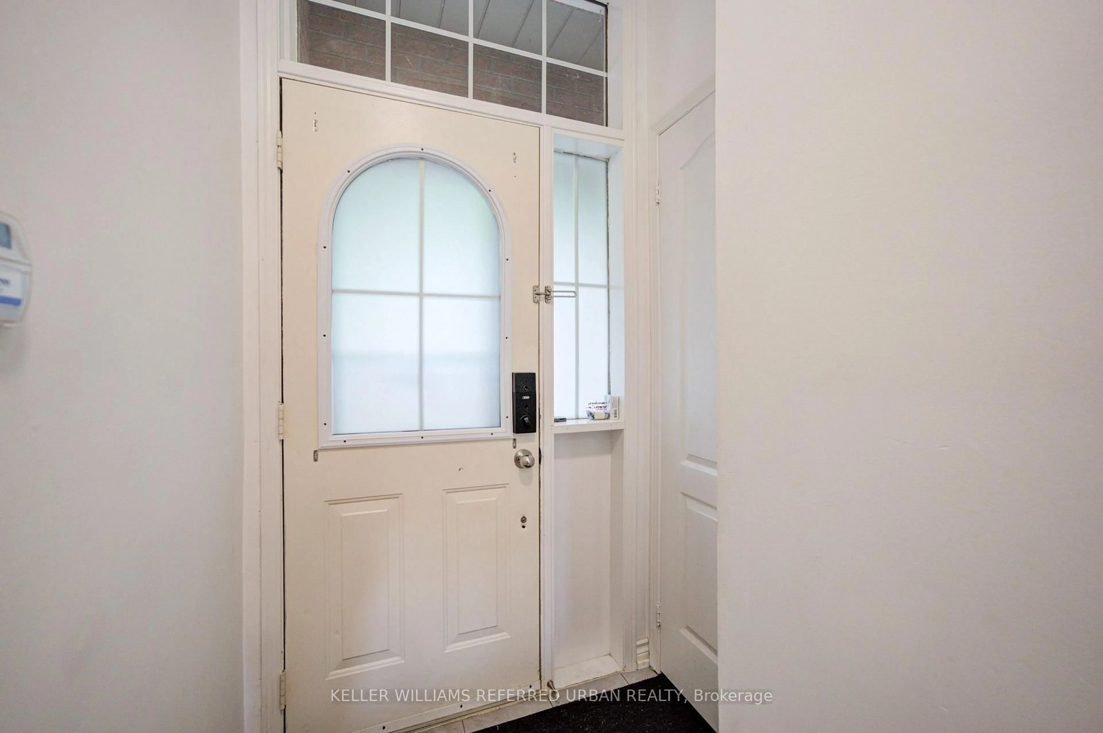 Indoor entryway for 19 Evelyn Buck Lane, Aurora Ontario L4G 7H9