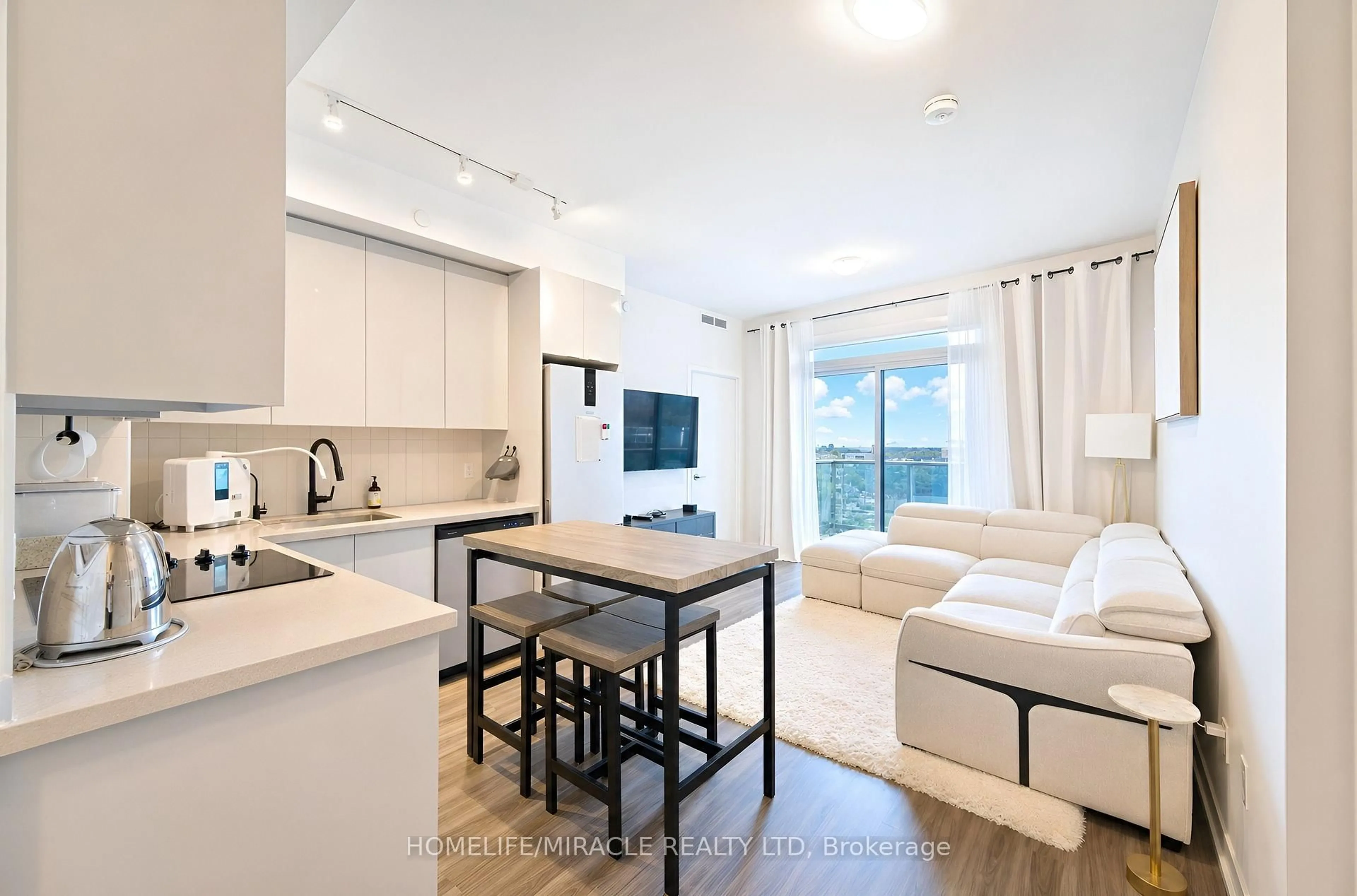 Open concept kitchen, ceramic/tile floor for 10 Abeja St #813, Vaughan Ontario L4K 0R4