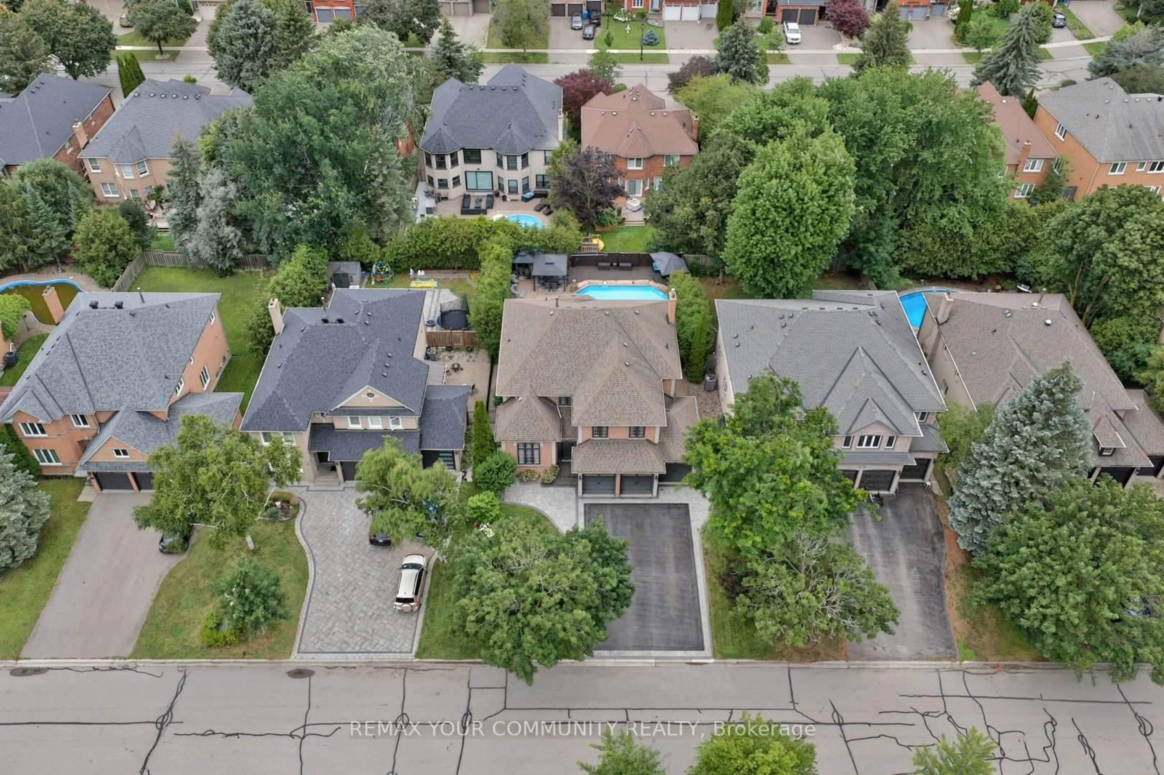 A pic from outside/outdoor area/front of a property/back of a property/a pic from drone, street for 786 Exceller Circ, Newmarket Ontario L3X 1P5