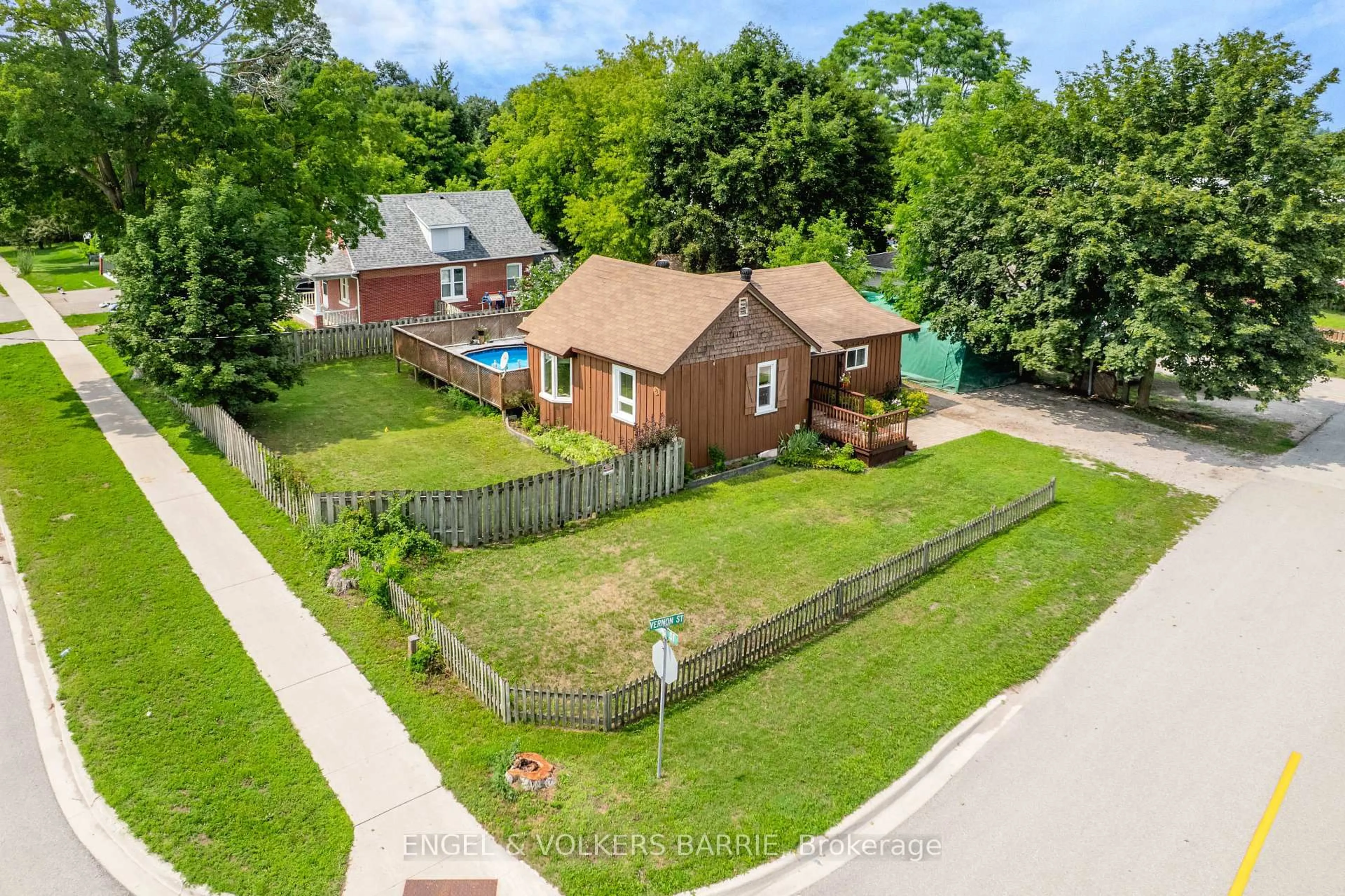 A pic from outside/outdoor area/front of a property/back of a property/a pic from drone, street for 99 King St, Essa Ontario L0M 1B0