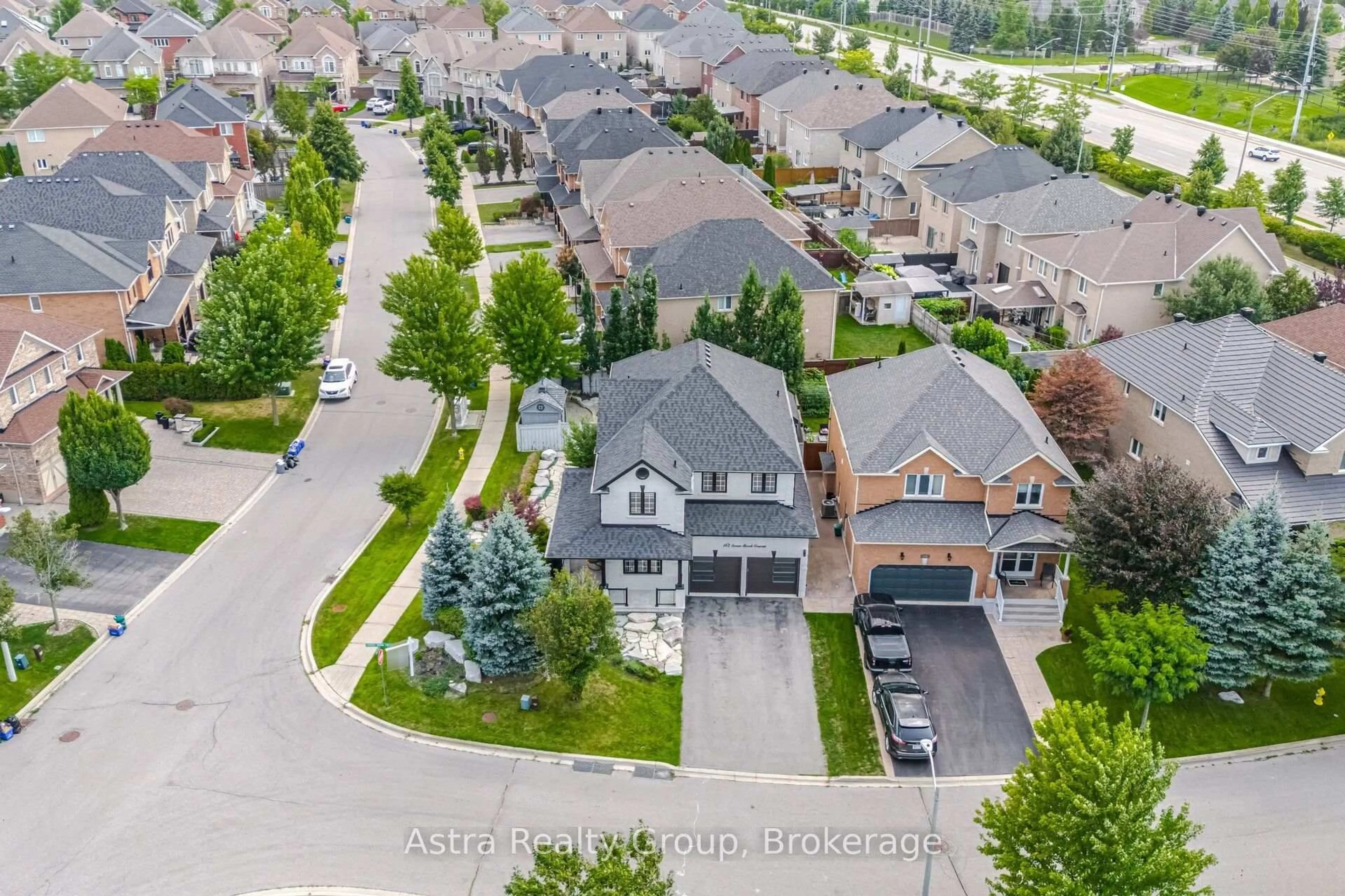 A pic from outside/outdoor area/front of a property/back of a property/a pic from drone, street for 162 Corner Brook Cres, Vaughan Ontario L4H 0H4