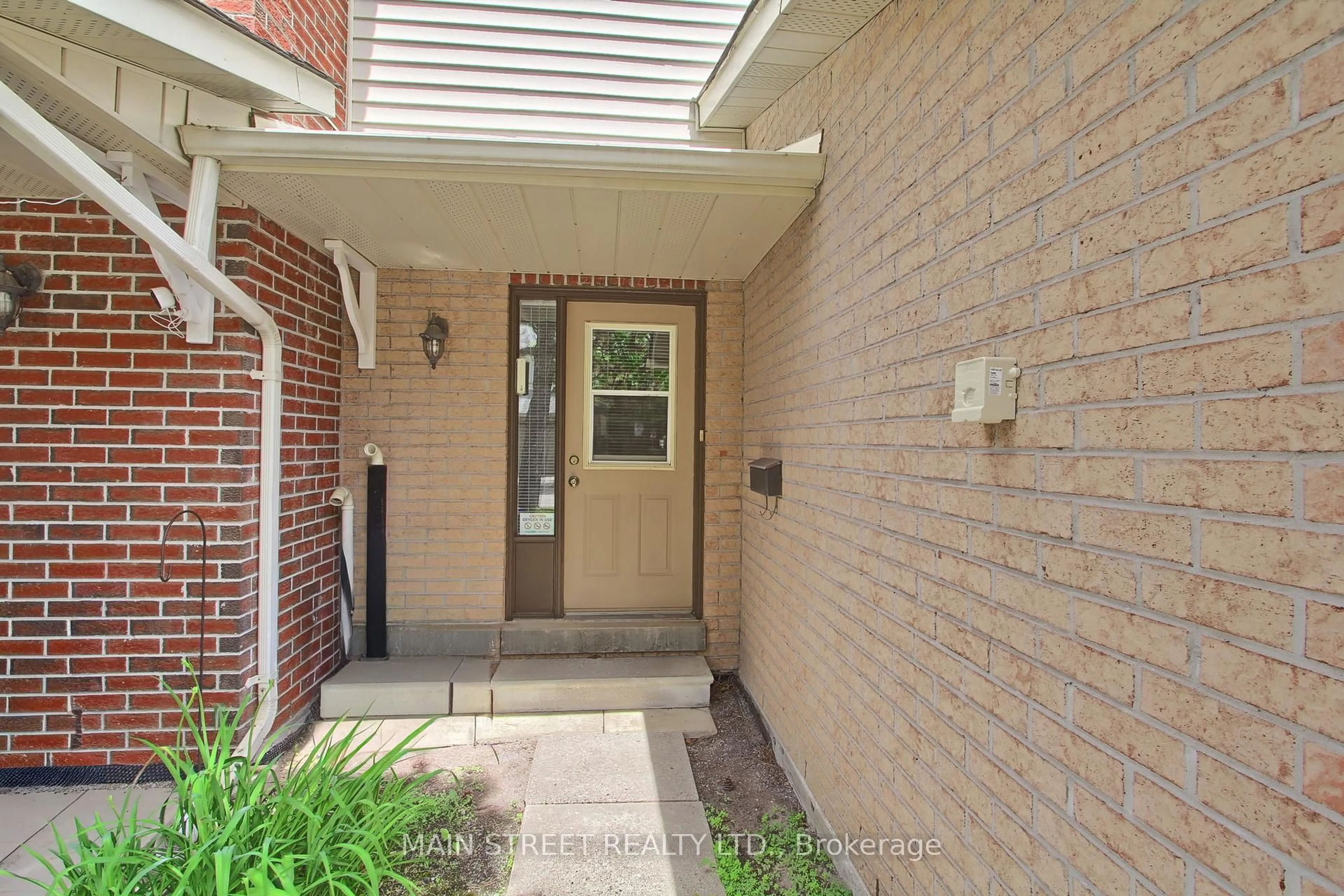 Indoor entryway for 574 Jack Giles Circ, Newmarket Ontario L3X 1X9