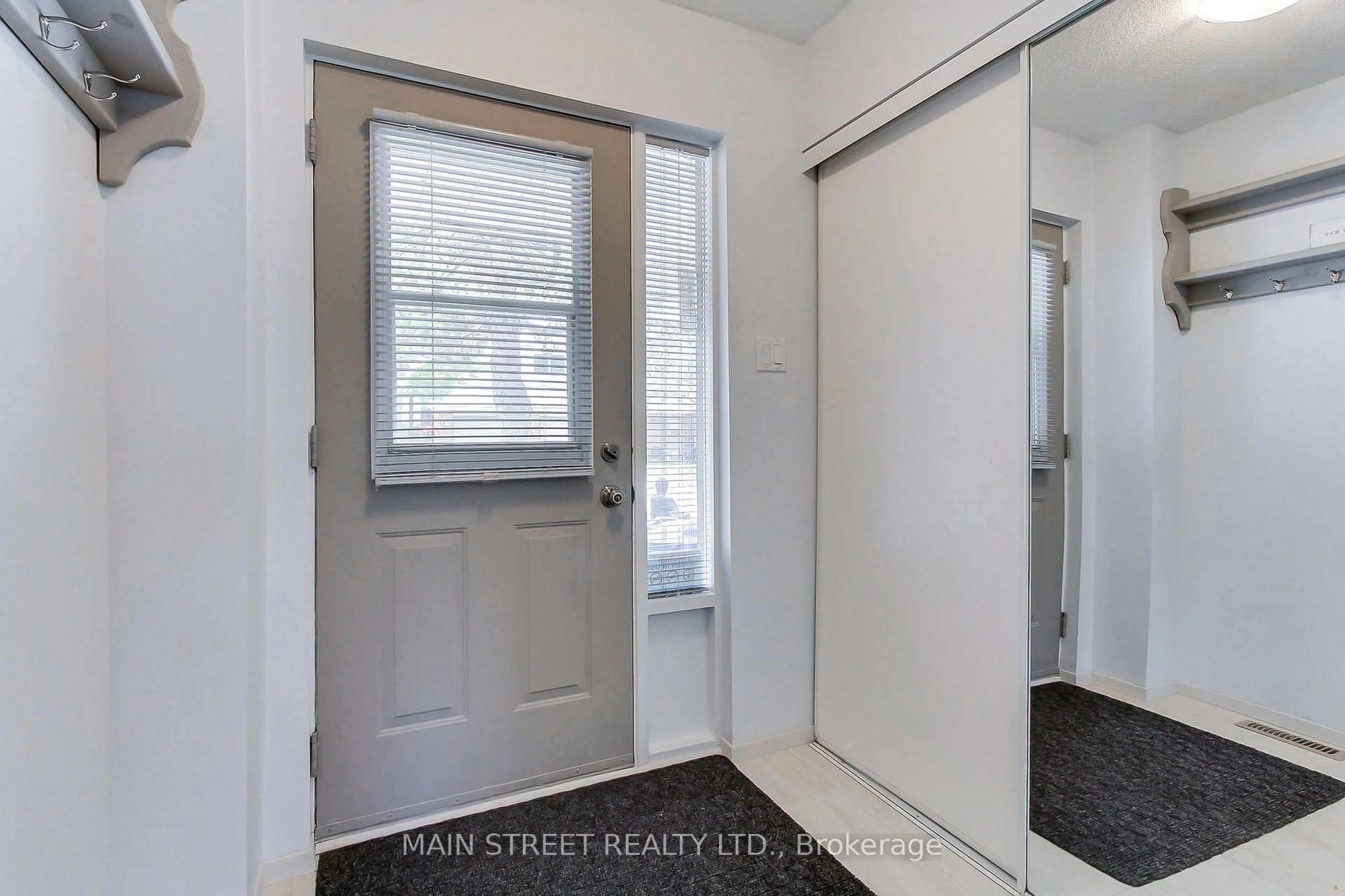 Indoor entryway for 574 Jack Giles Circ, Newmarket Ontario L3X 1X9