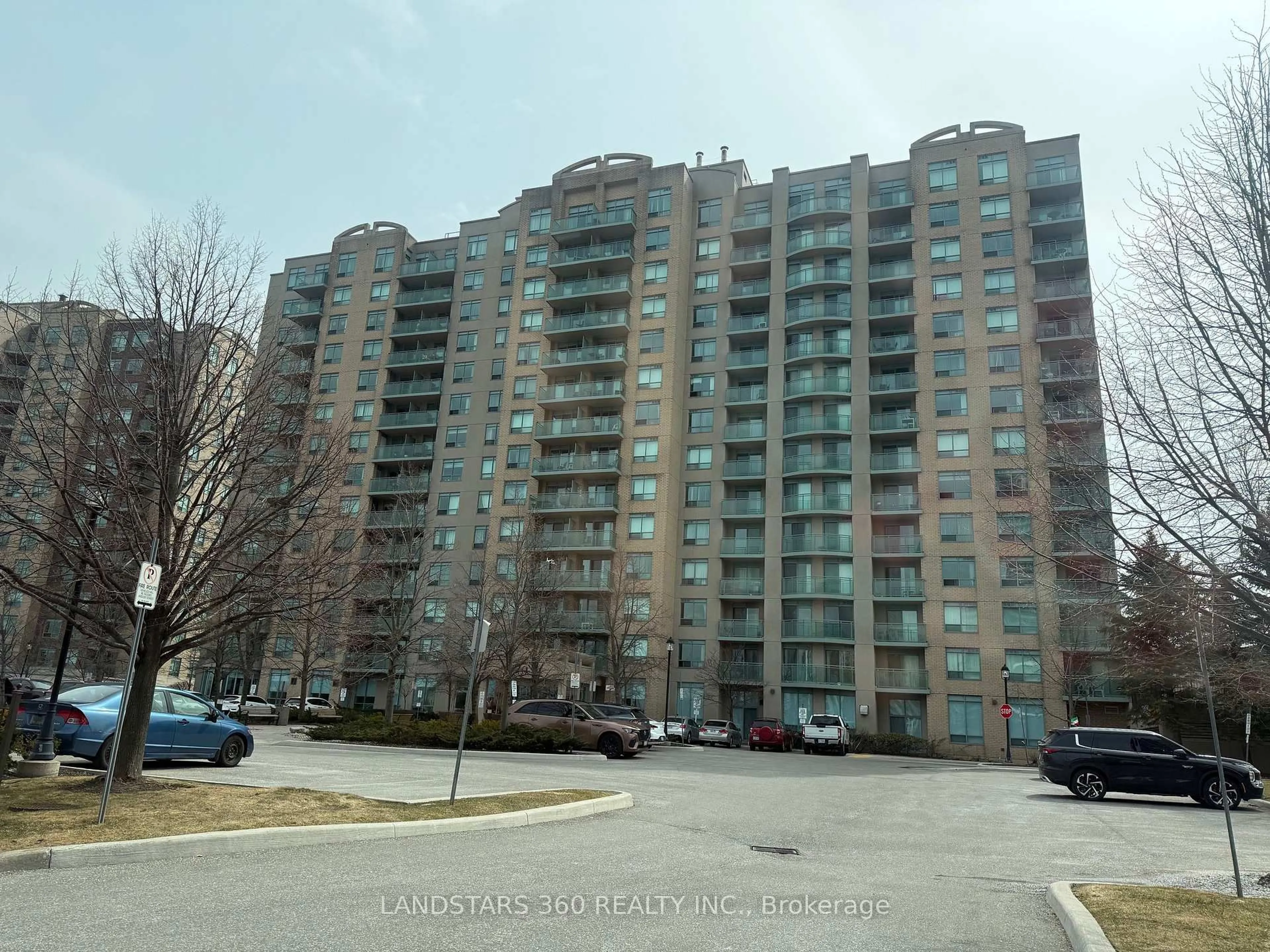 A pic from outside/outdoor area/front of a property/back of a property/a pic from drone, unknown for 39 Oneida Cres #906, Richmond Hill Ontario L4B 4T9