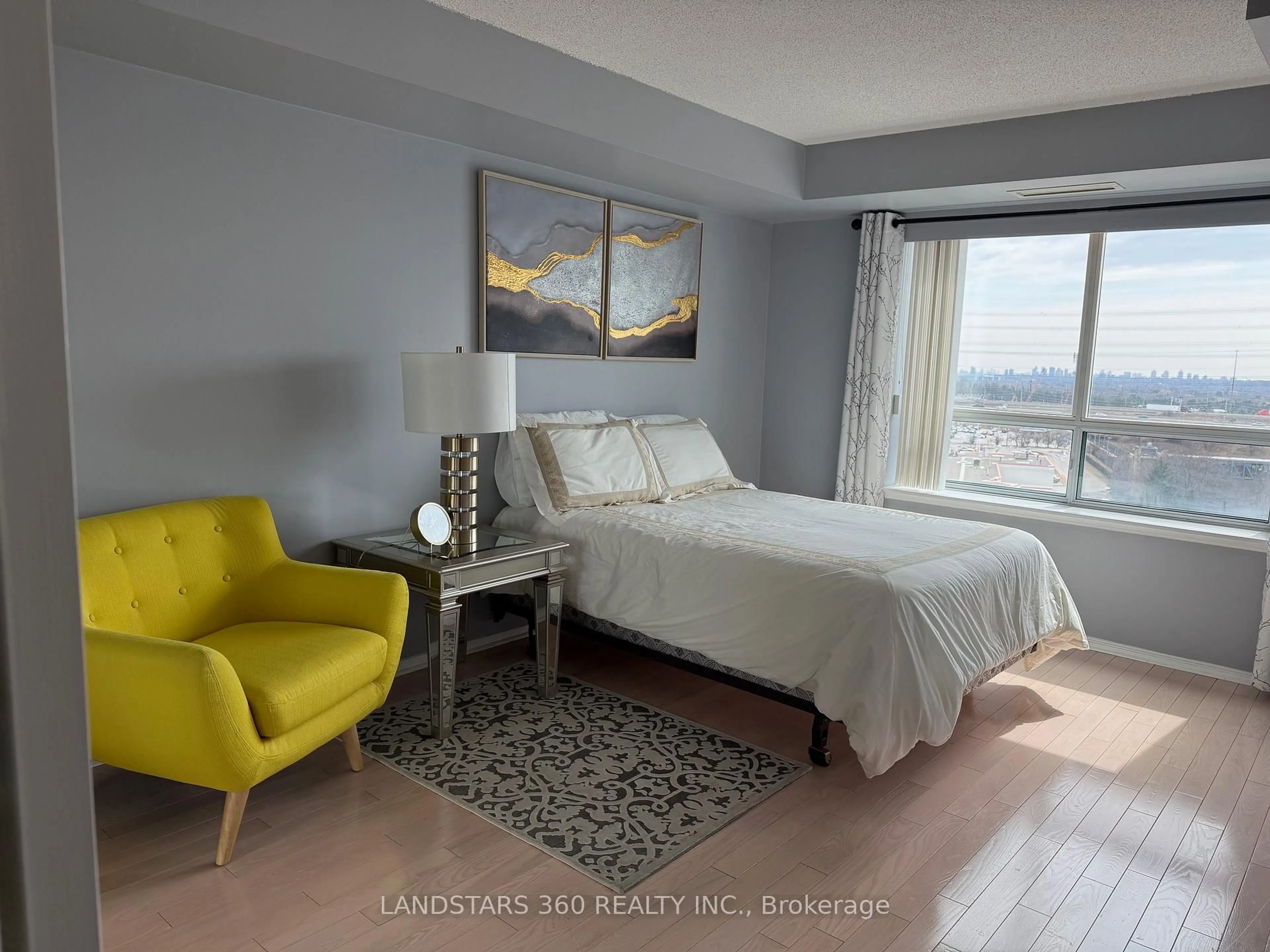 Bedroom with bed, wood/laminate floor for 39 Oneida Cres #906, Richmond Hill Ontario L4B 4T9