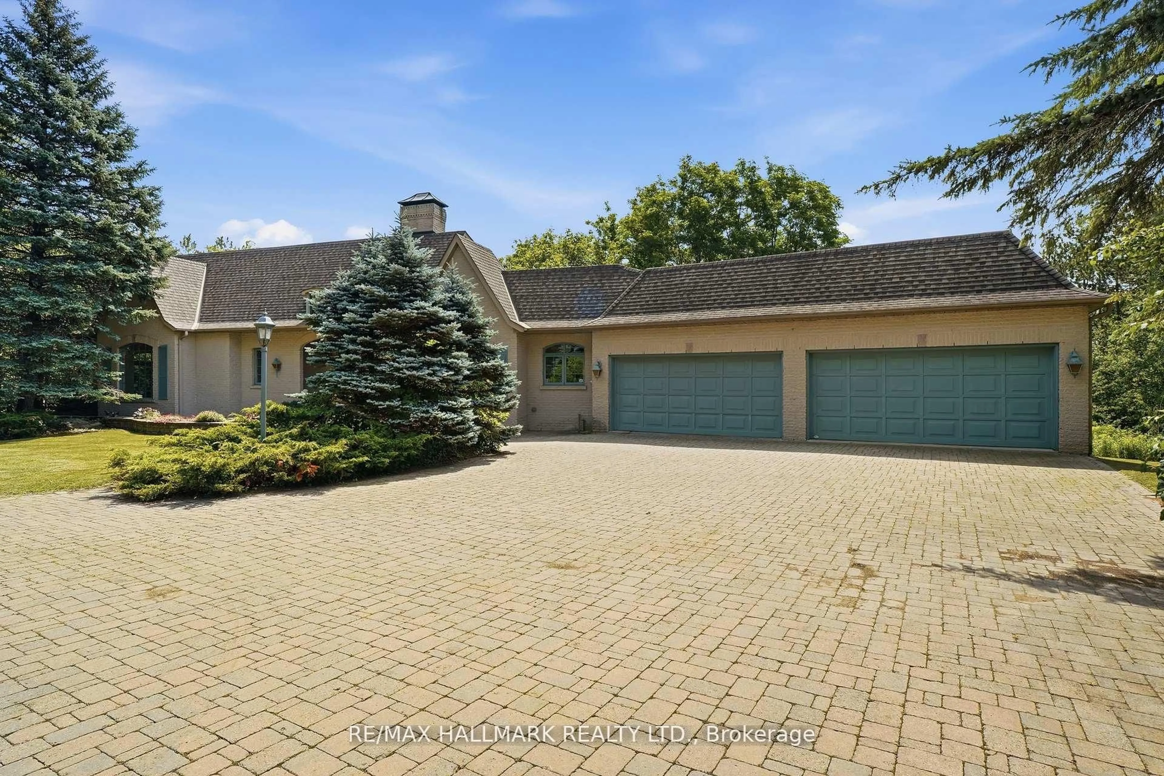 A pic from outside/outdoor area/front of a property/back of a property/a pic from drone, street for 18381 McCowan Rd, East Gwillimbury Ontario L0G 1M0
