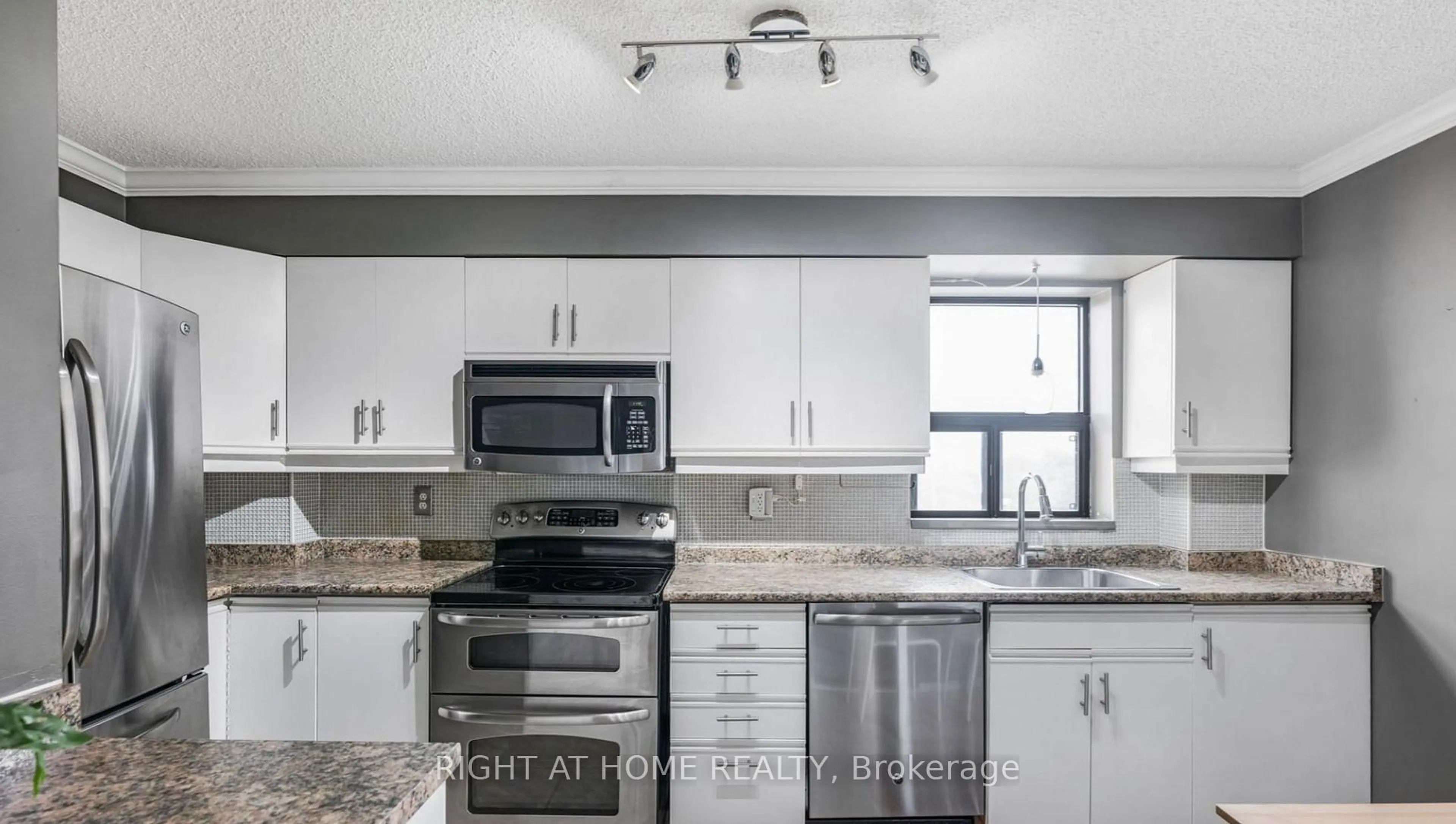 Unknown for 41 Ash St #402, Uxbridge Ontario L9P 1E2