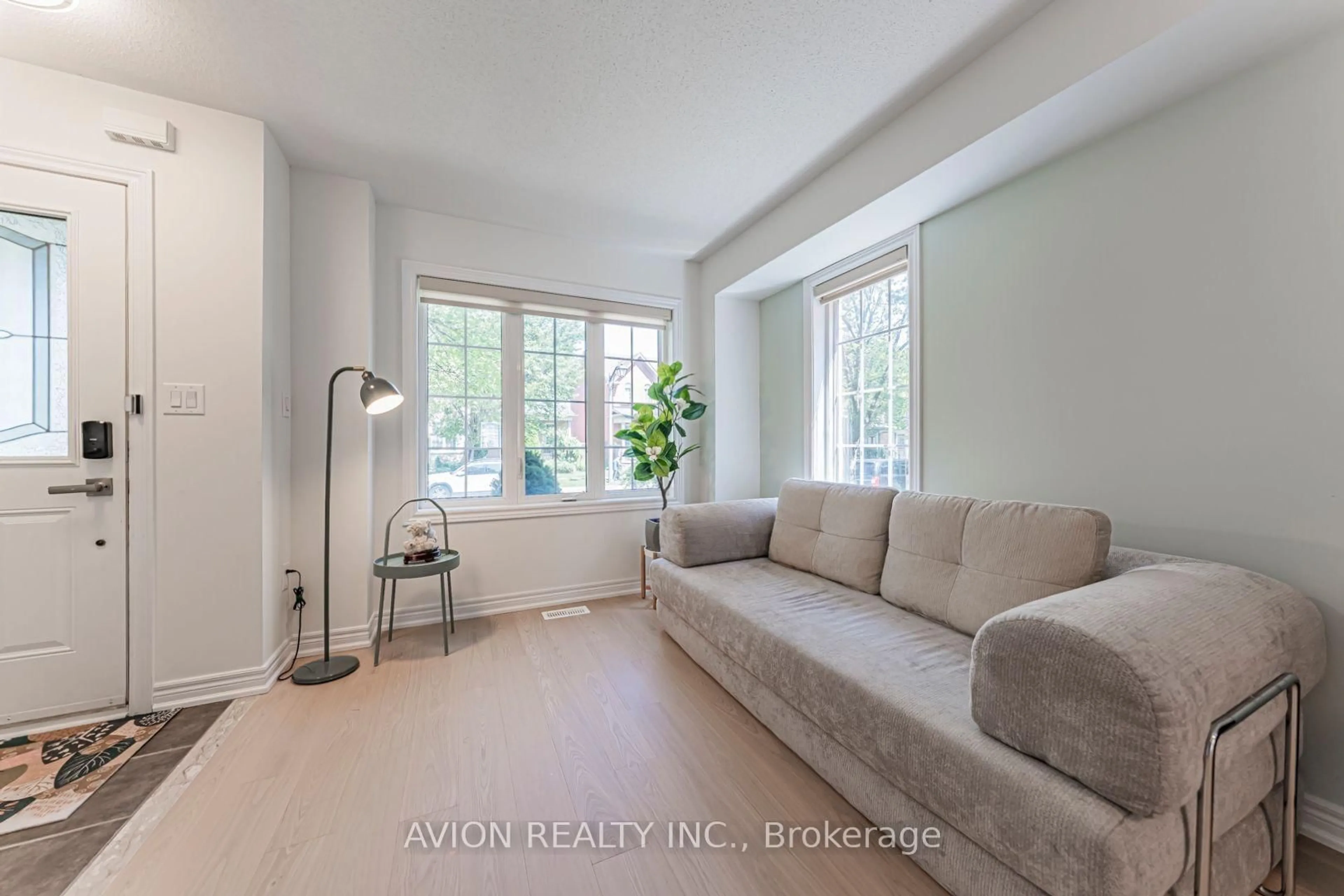 A pic of a room for 483 White's Hill Ave, Markham Ontario L6B 0J8