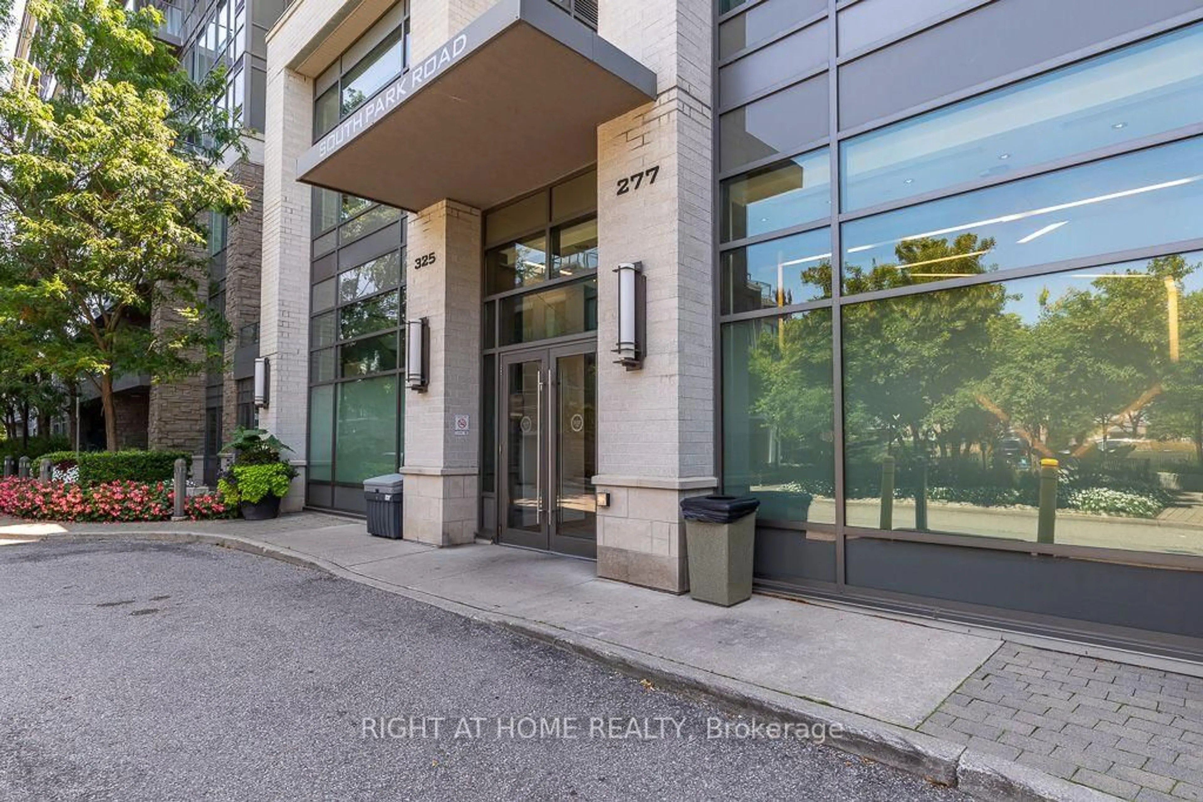 Indoor foyer for 325 South Park Rd #Ph05, Markham Ontario L3T 0B8