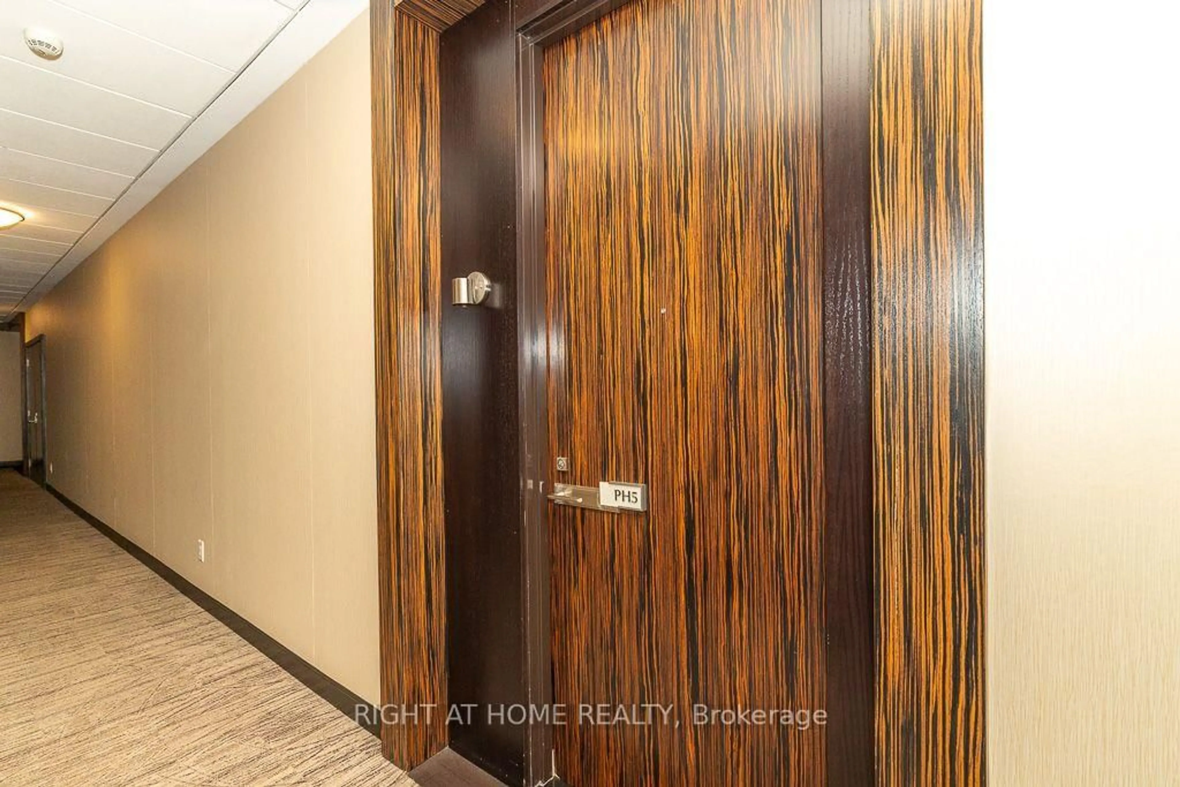 Indoor entryway for 325 South Park Rd #Ph05, Markham Ontario L3T 0B8