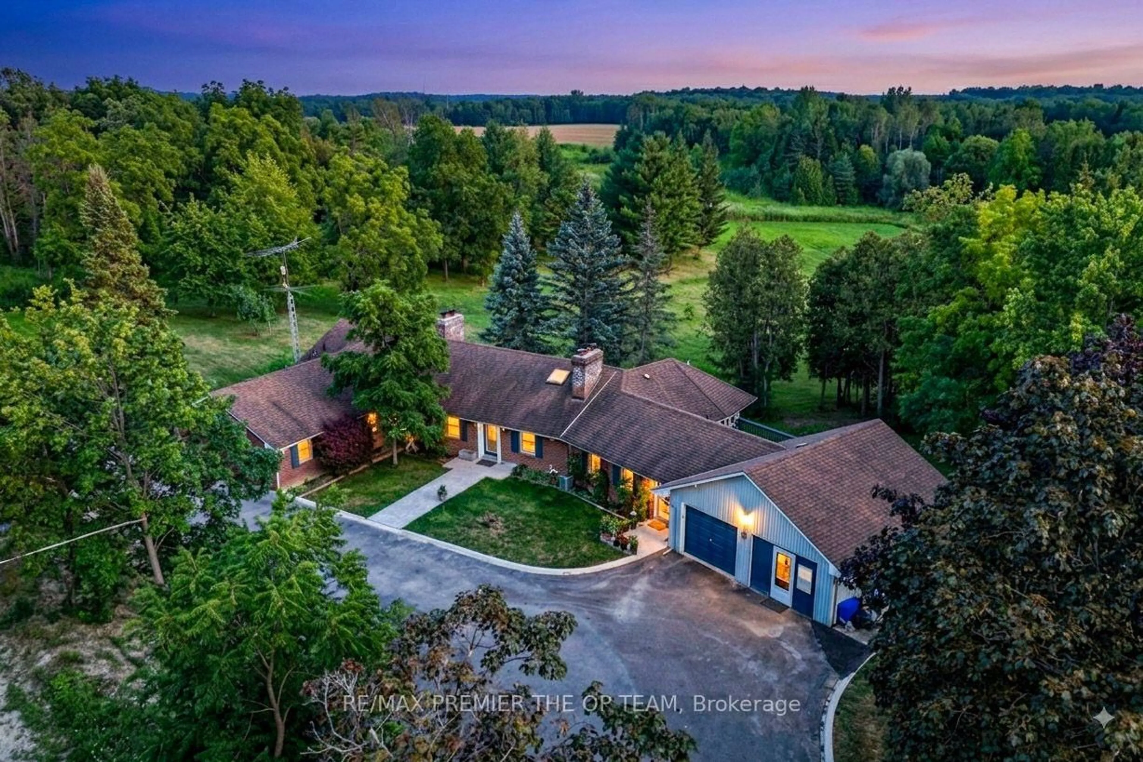 A pic from outside/outdoor area/front of a property/back of a property/a pic from drone, unknown for 3815 King Rd, King Ontario L7B 1K4
