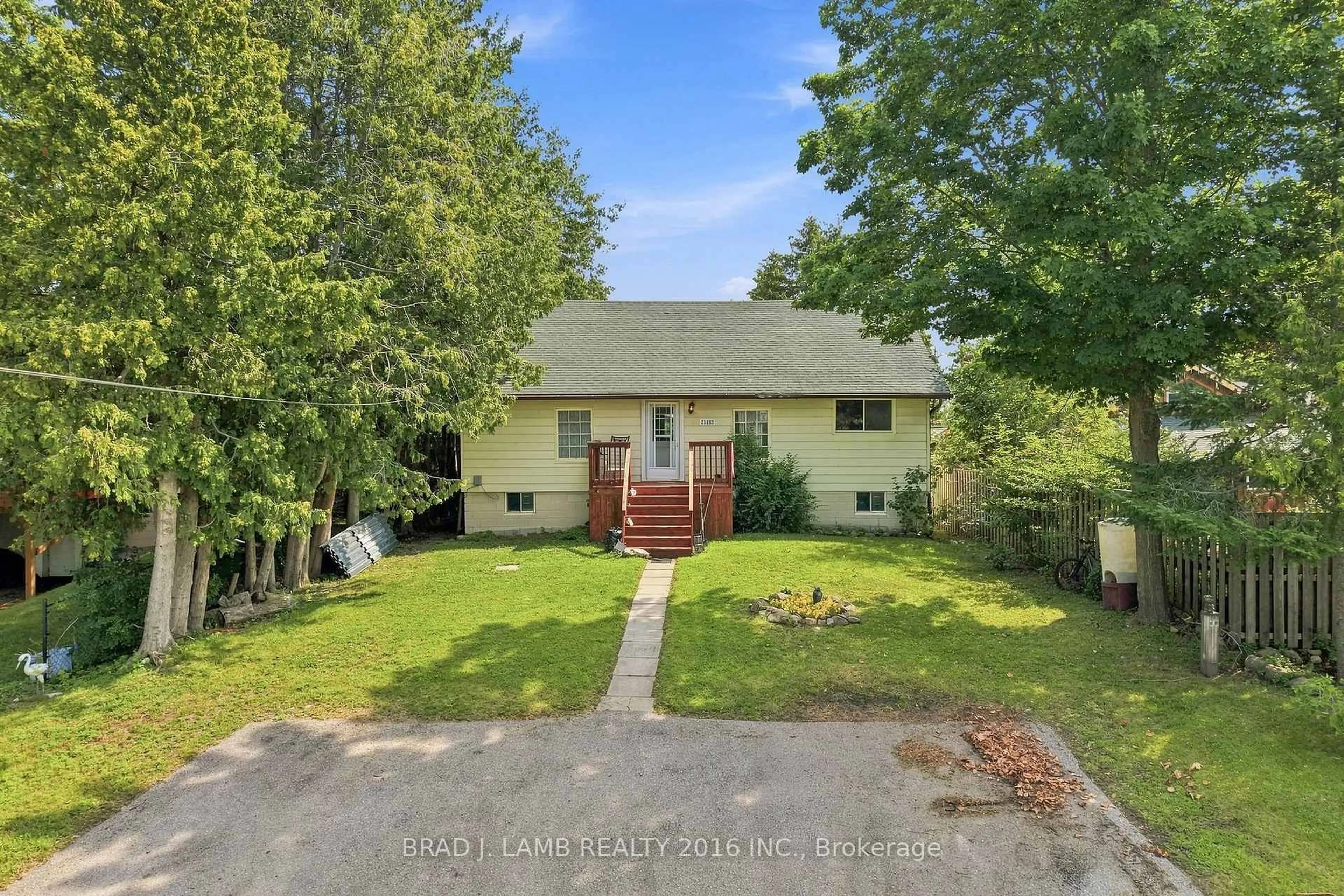 A pic from outside/outdoor area/front of a property/back of a property/a pic from drone, street for 21153 Dalton Rd, Georgina Ontario L0E 1N0