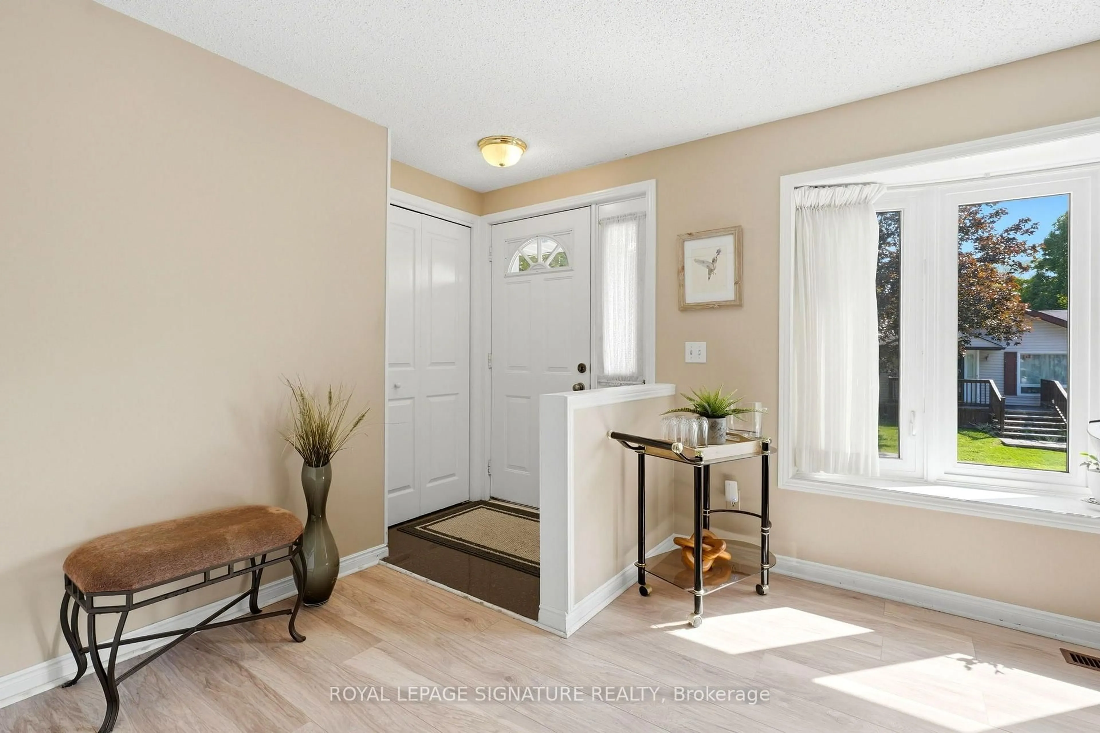 Indoor entryway for 292 Jeff Smith Crt, Newmarket Ontario L3Y 8C5