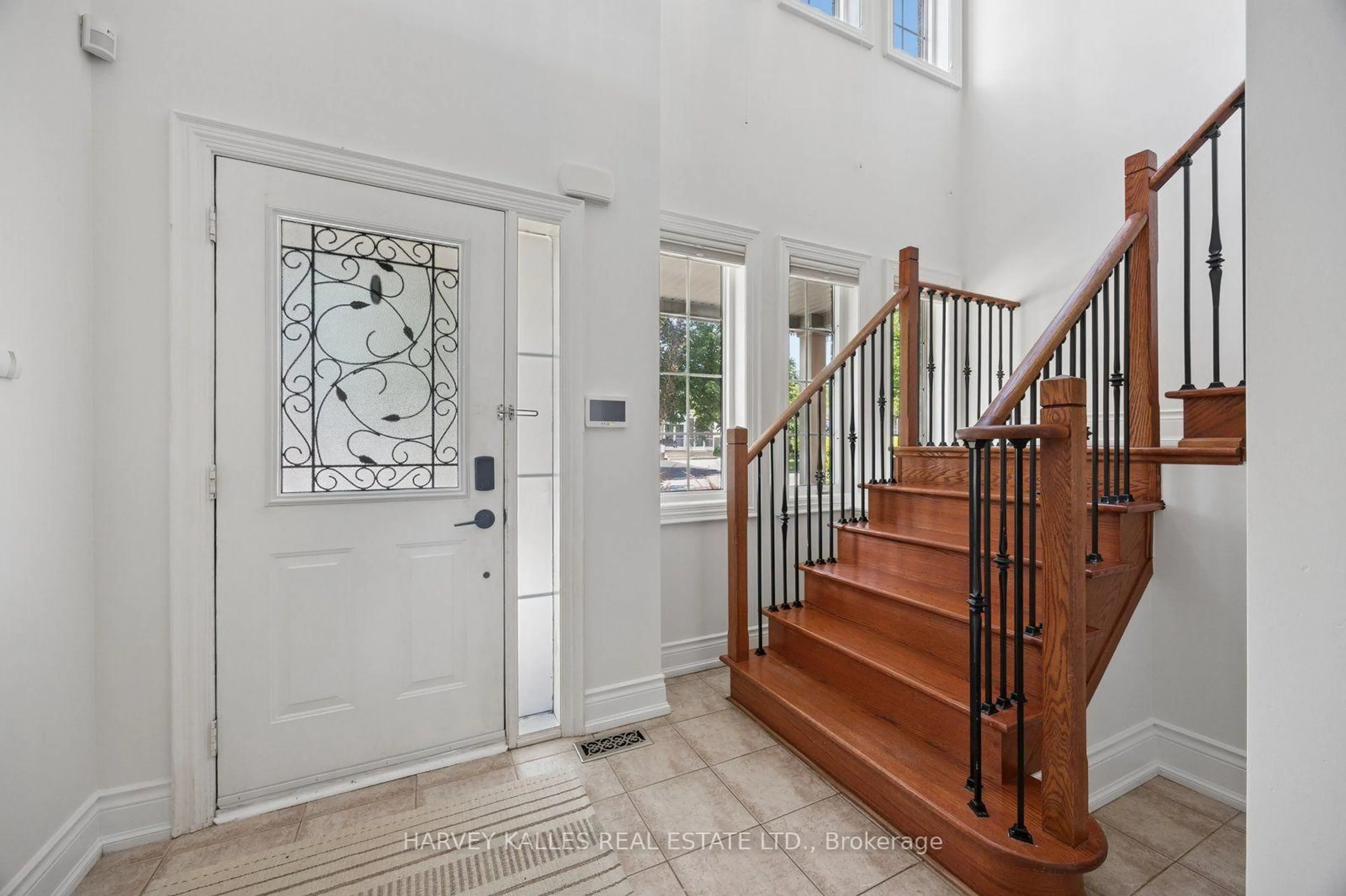 Indoor entryway for 19 Starr Cres, Aurora Ontario L4G 7X4