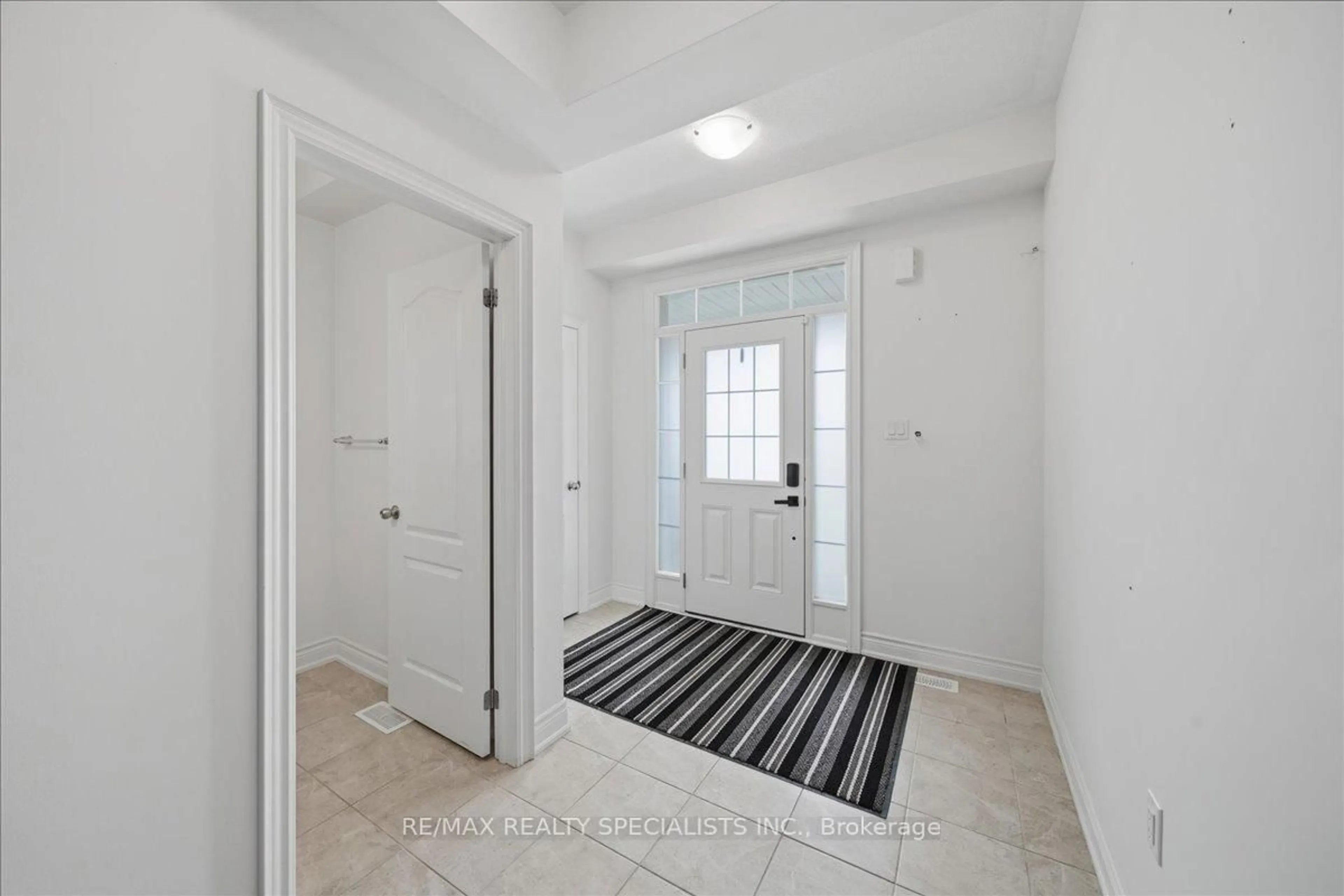 Indoor entryway for 281 Blue Dasher Blvd, Bradford West Gwillimbury Ontario L3Z 4H8