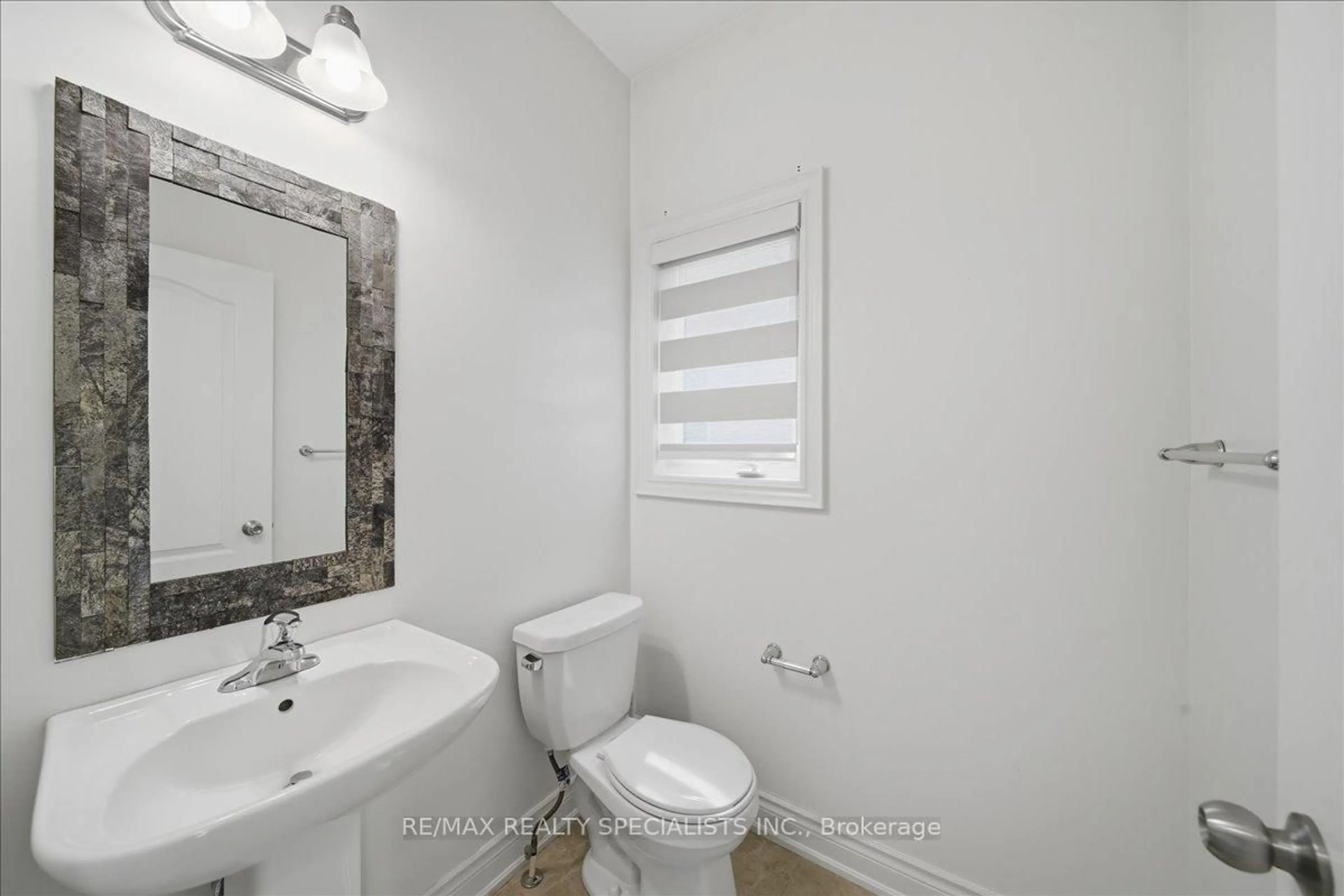 Standard bathroom, ceramic/tile floor for 281 Blue Dasher Blvd, Bradford West Gwillimbury Ontario L3Z 4H8