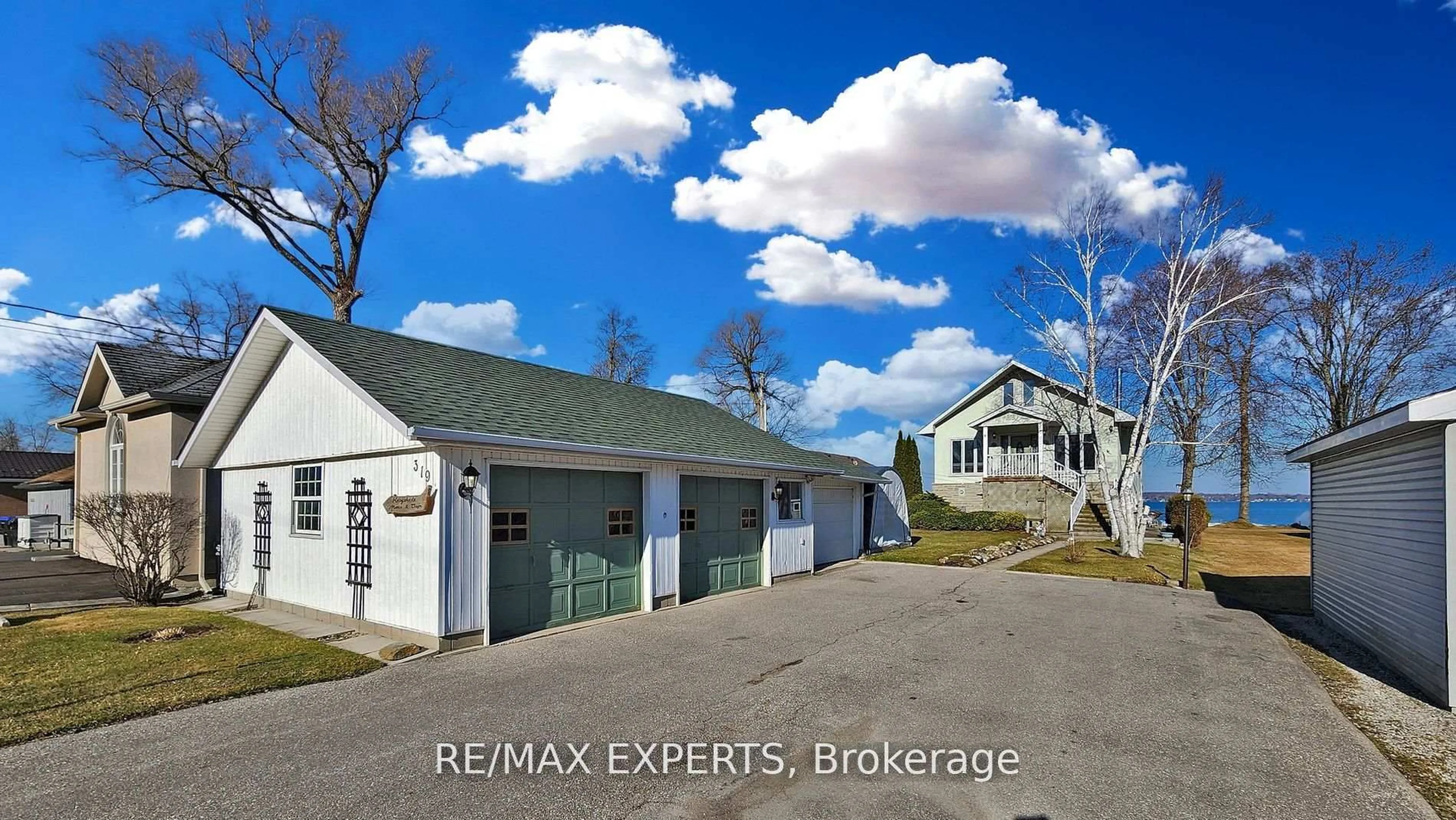 A pic from outside/outdoor area/front of a property/back of a property/a pic from drone, street for 319 Limerick St, Innisfil Ontario L0L 1K0