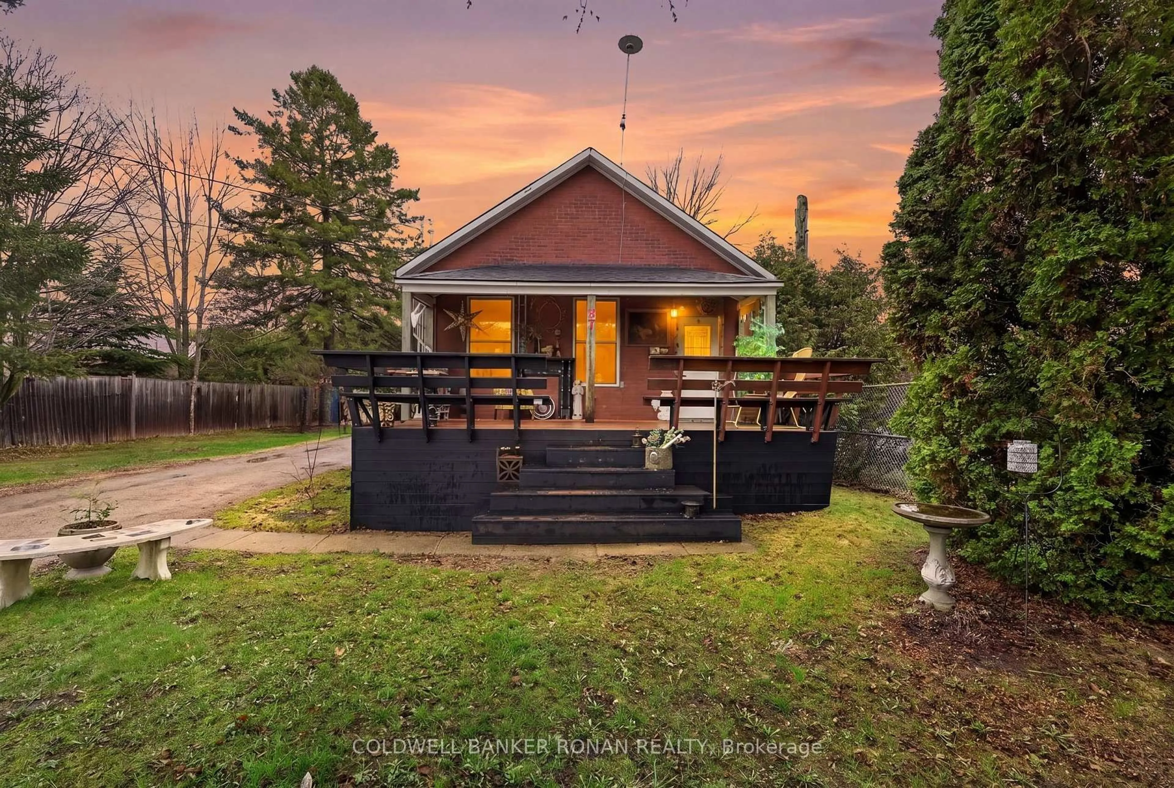 A pic from outside/outdoor area/front of a property/back of a property/a pic from drone, street for 87 Wellington St, New Tecumseth Ontario L9R 1G7