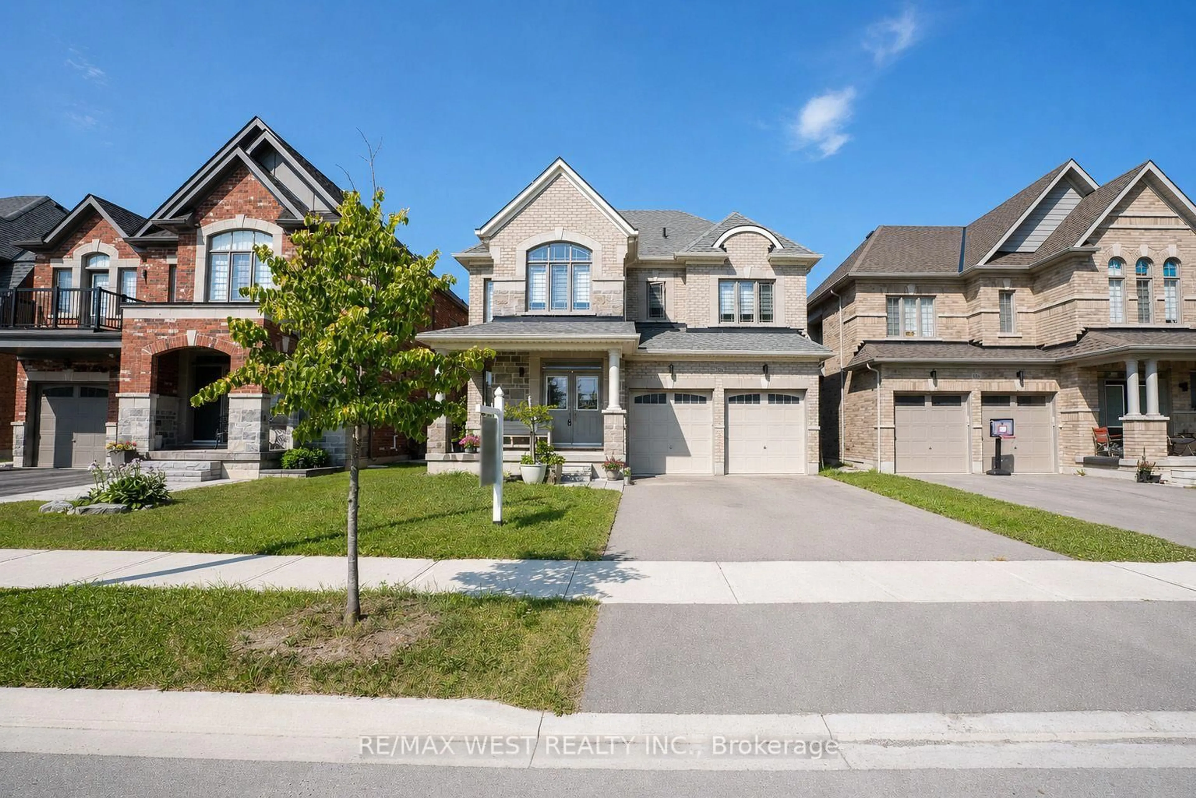 Home with brick exterior material, street for 206 Dog Wood Blvd, East Gwillimbury Ontario L9N 0X1