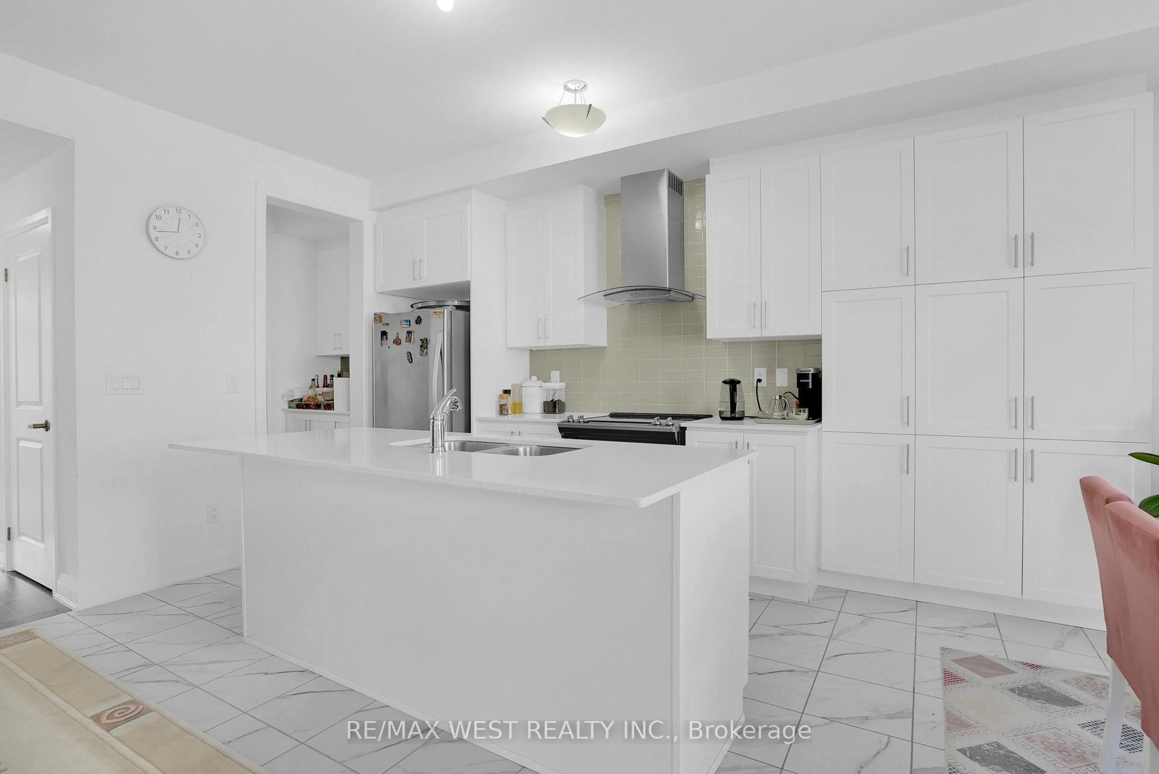 Contemporary kitchen, ceramic/tile floor for 206 Dog Wood Blvd, East Gwillimbury Ontario L9N 0X1