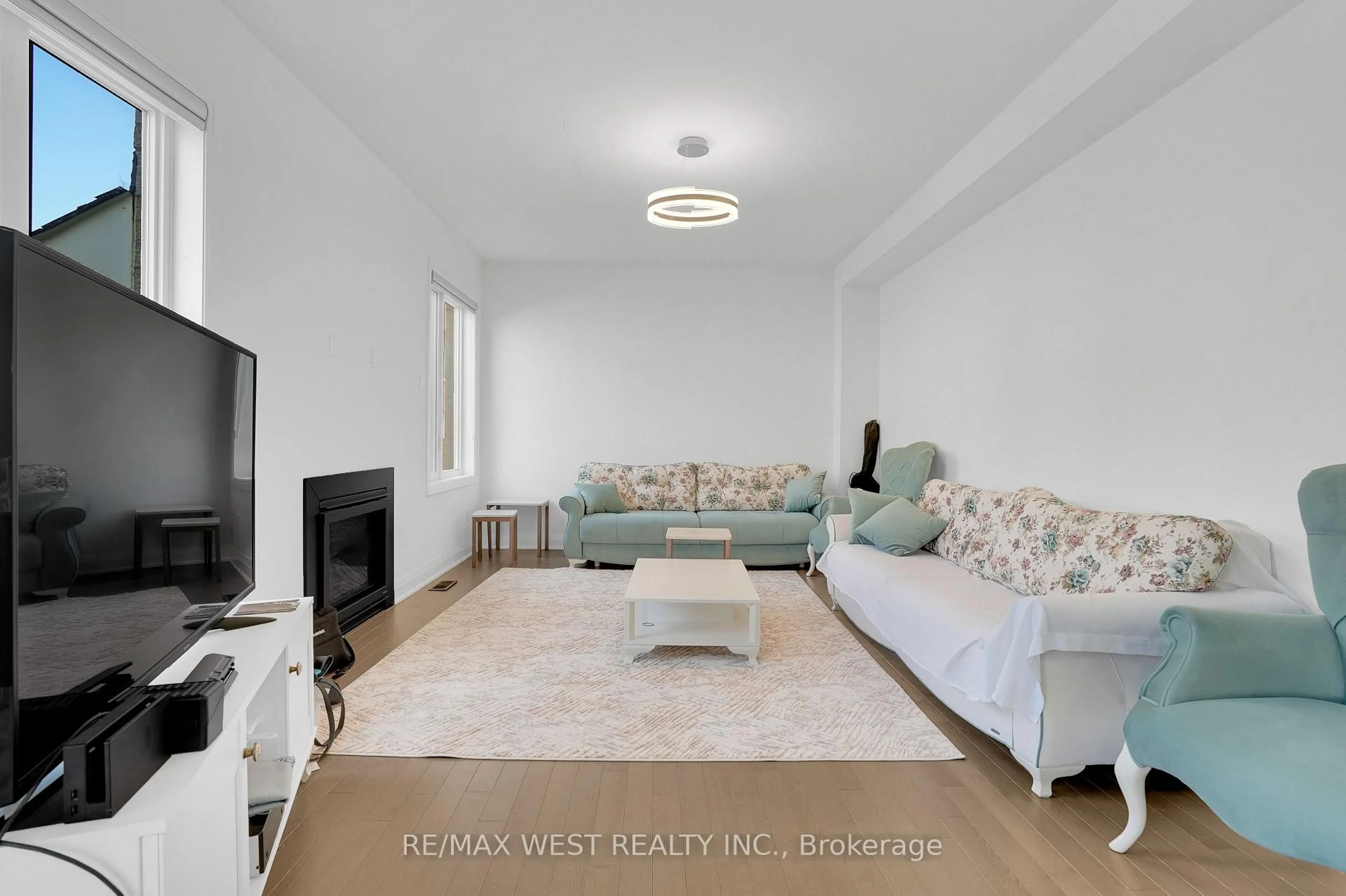 Living room with furniture, unknown for 206 Dog Wood Blvd, East Gwillimbury Ontario L9N 0X1