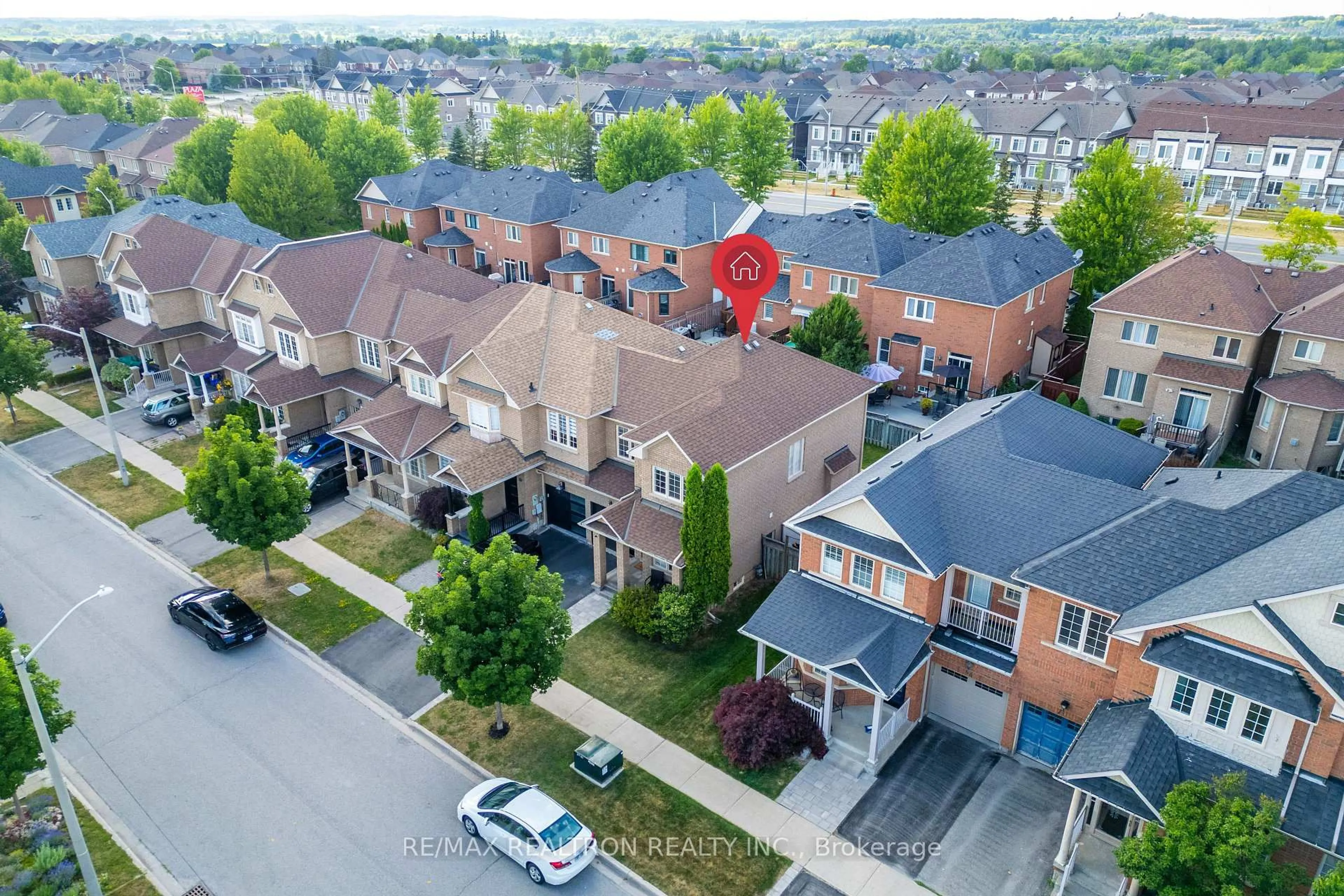 A pic from outside/outdoor area/front of a property/back of a property/a pic from drone, street for 66 Longwood Ave, Richmond Hill Ontario L4E 4A6
